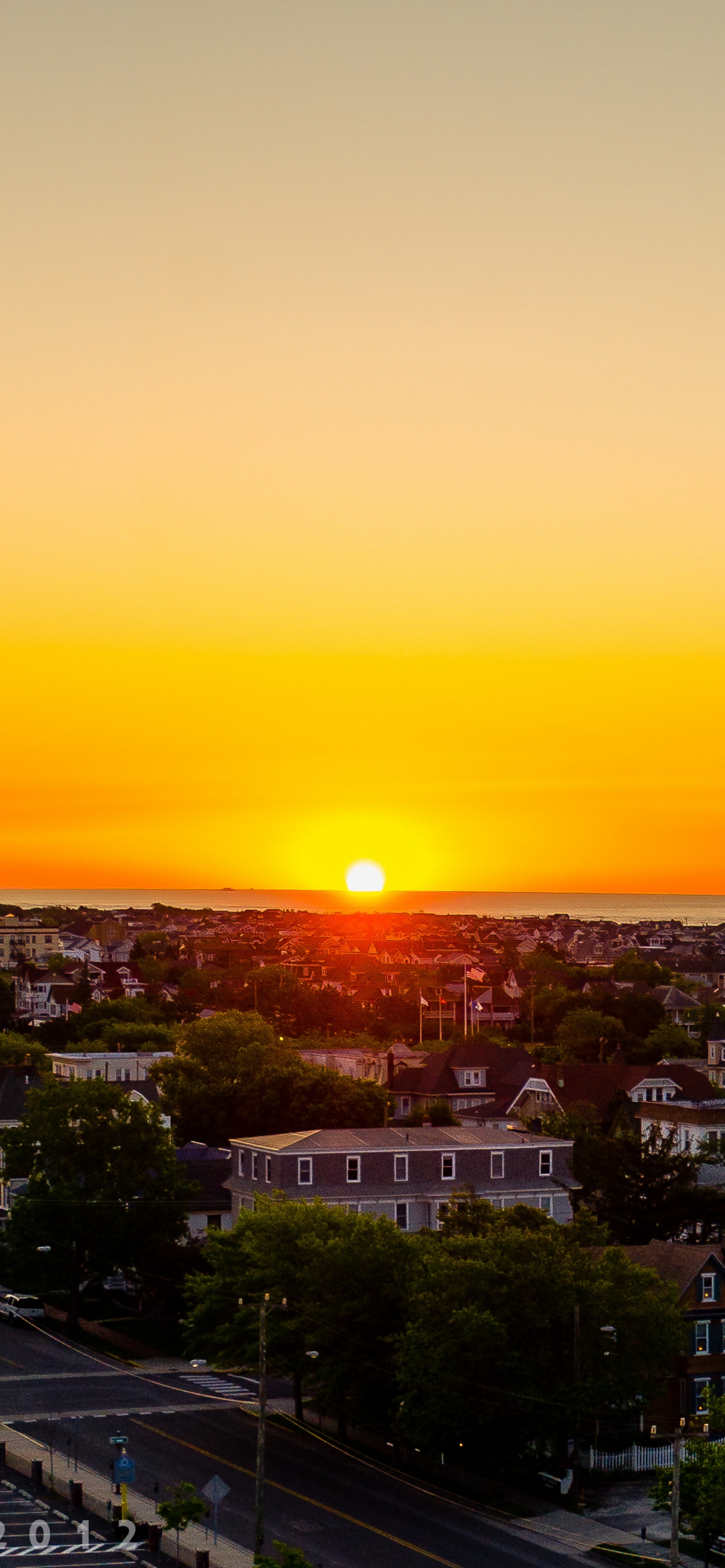 Ciudad Con Edificios de Gran Altura Durante la Puesta de Sol.. Wallpaper in 1242x2688 Resolution