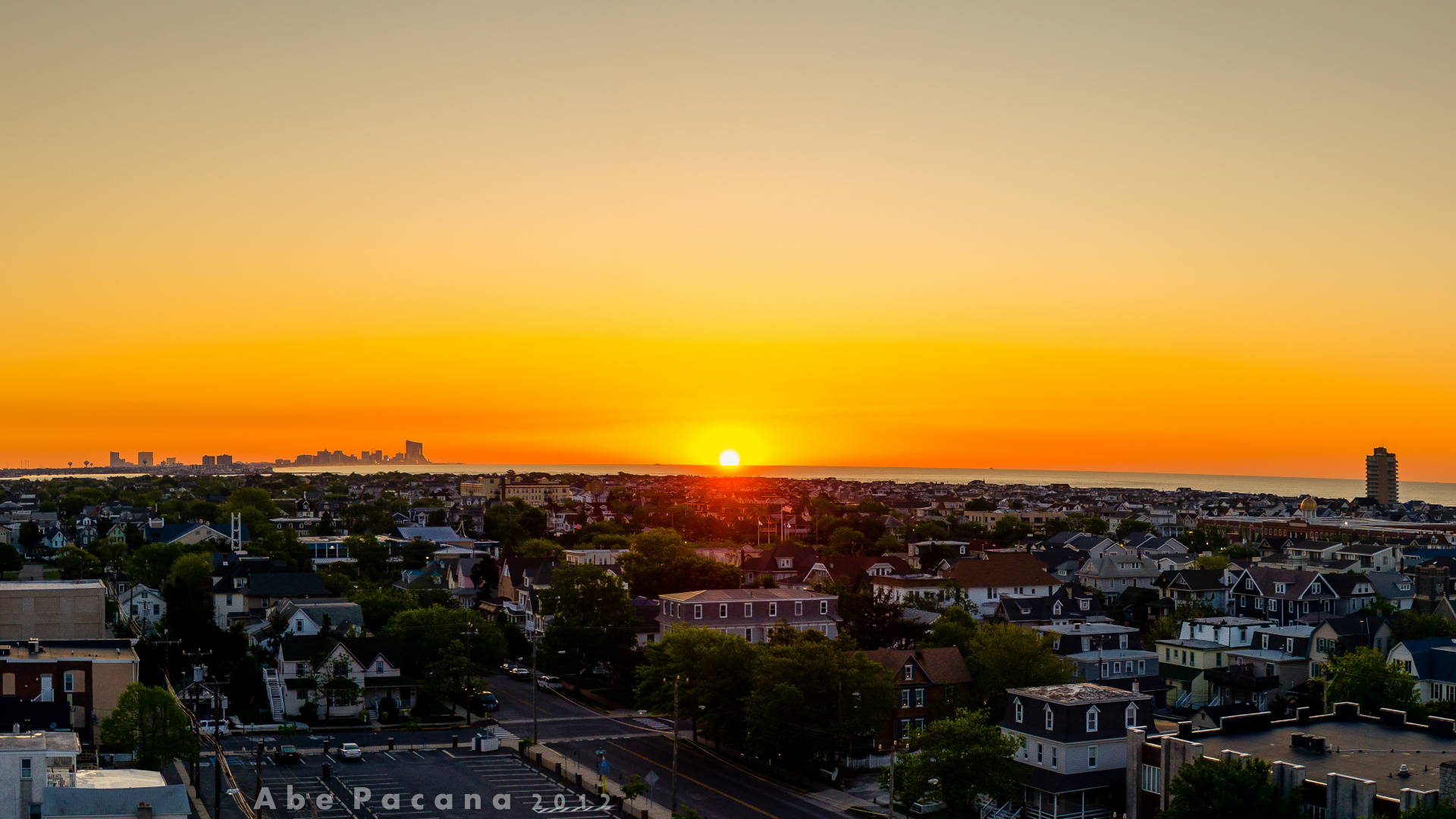 Ville Avec Des Immeubles de Grande Hauteur au Coucher du Soleil. Wallpaper in 1920x1080 Resolution