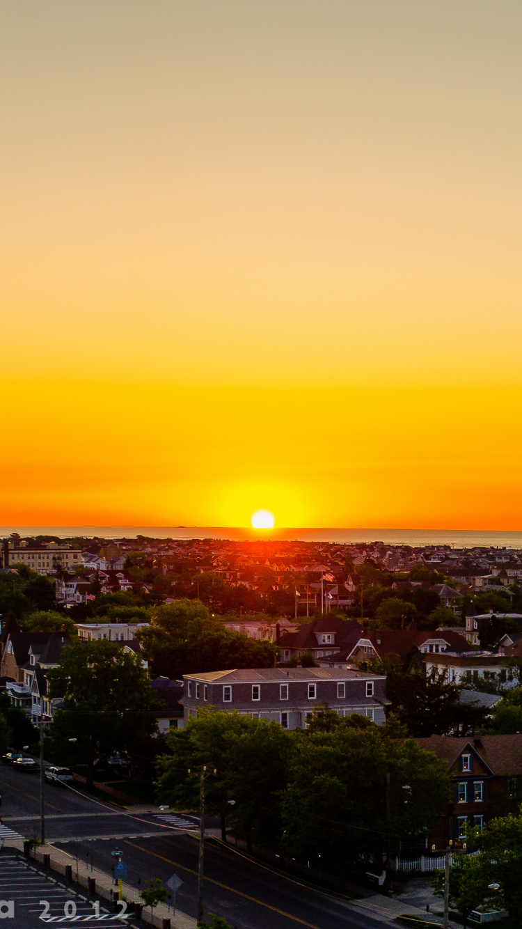 Ville Avec Des Immeubles de Grande Hauteur au Coucher du Soleil. Wallpaper in 750x1334 Resolution