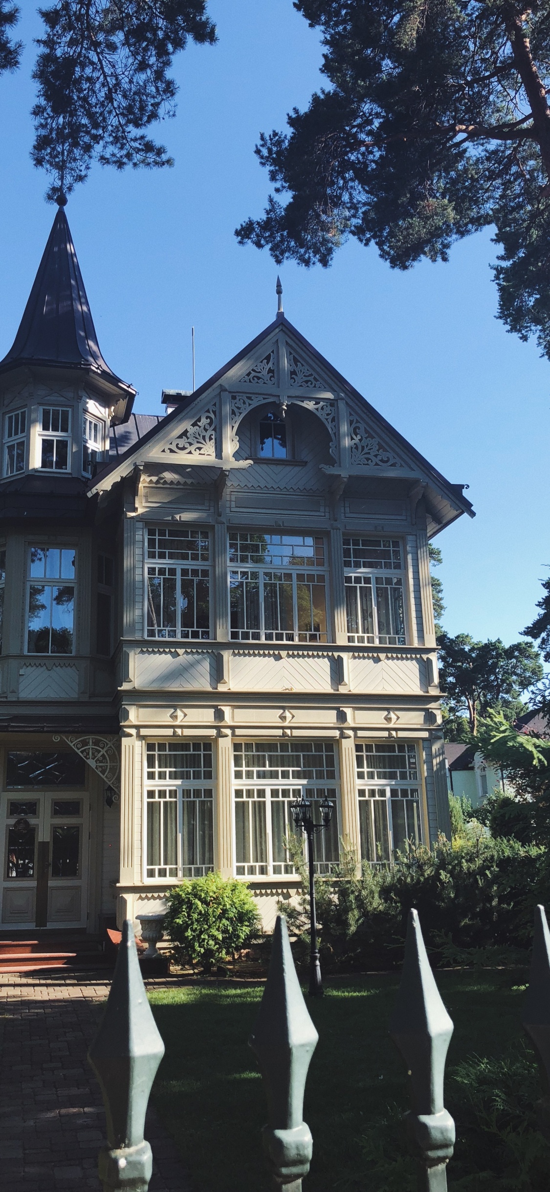 Ventana, Inmueble, Propiedad, Edificio, Escalera. Wallpaper in 1125x2436 Resolution