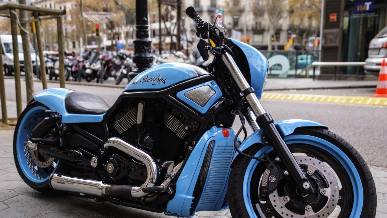 Vélo de Sport Bleu et Noir Garé Dans la Rue Pendant la Journée. Wallpaper in 1280x720 Resolution