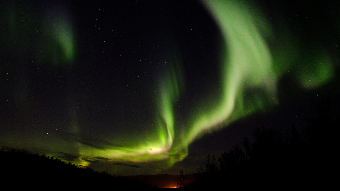 Lumière Verte et Jaune Dans Une Pièce Sombre. Wallpaper in 1366x768 Resolution