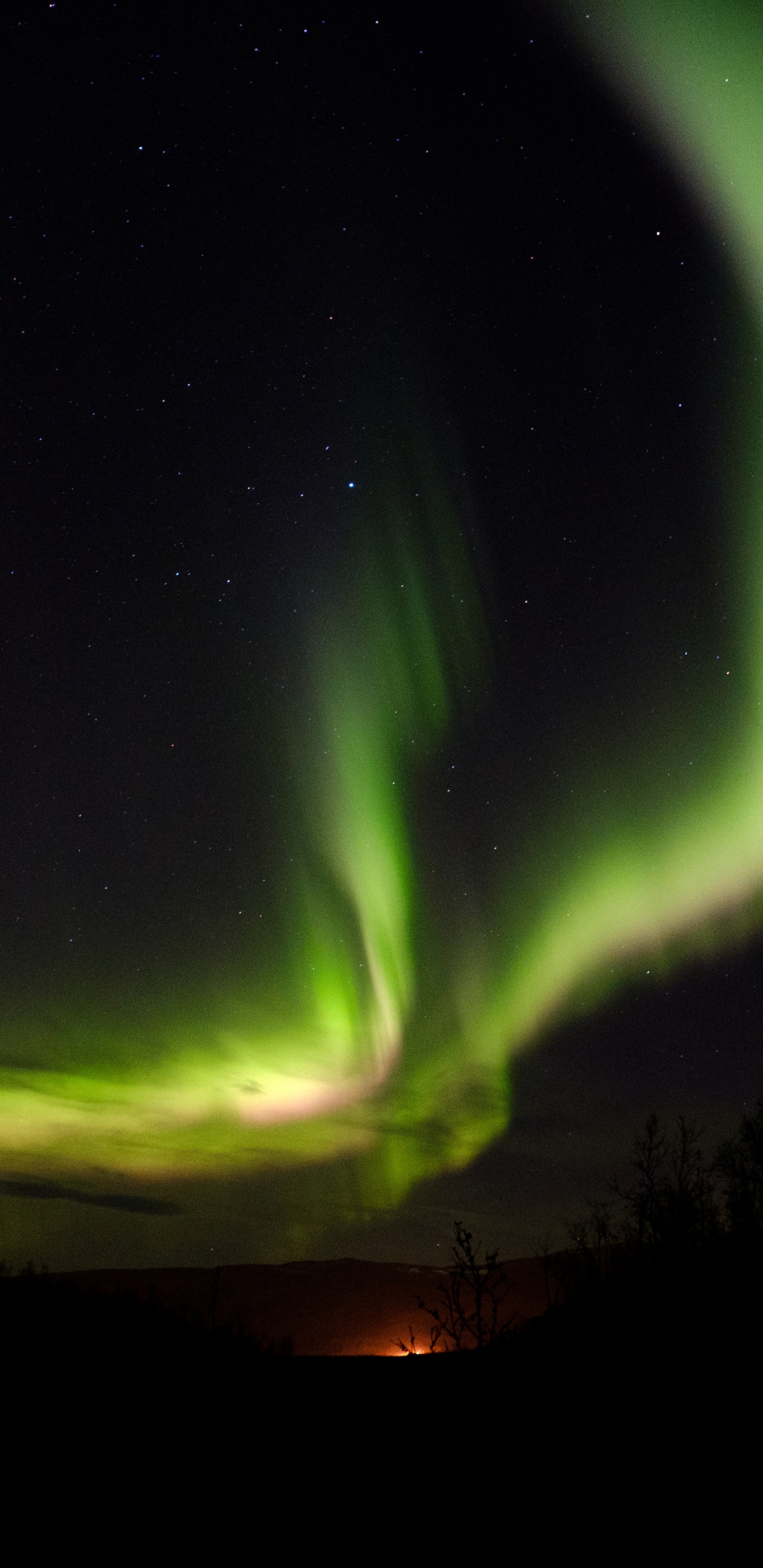 Luz Verde y Amarilla en Una Habitación Oscura.. Wallpaper in 1440x2960 Resolution