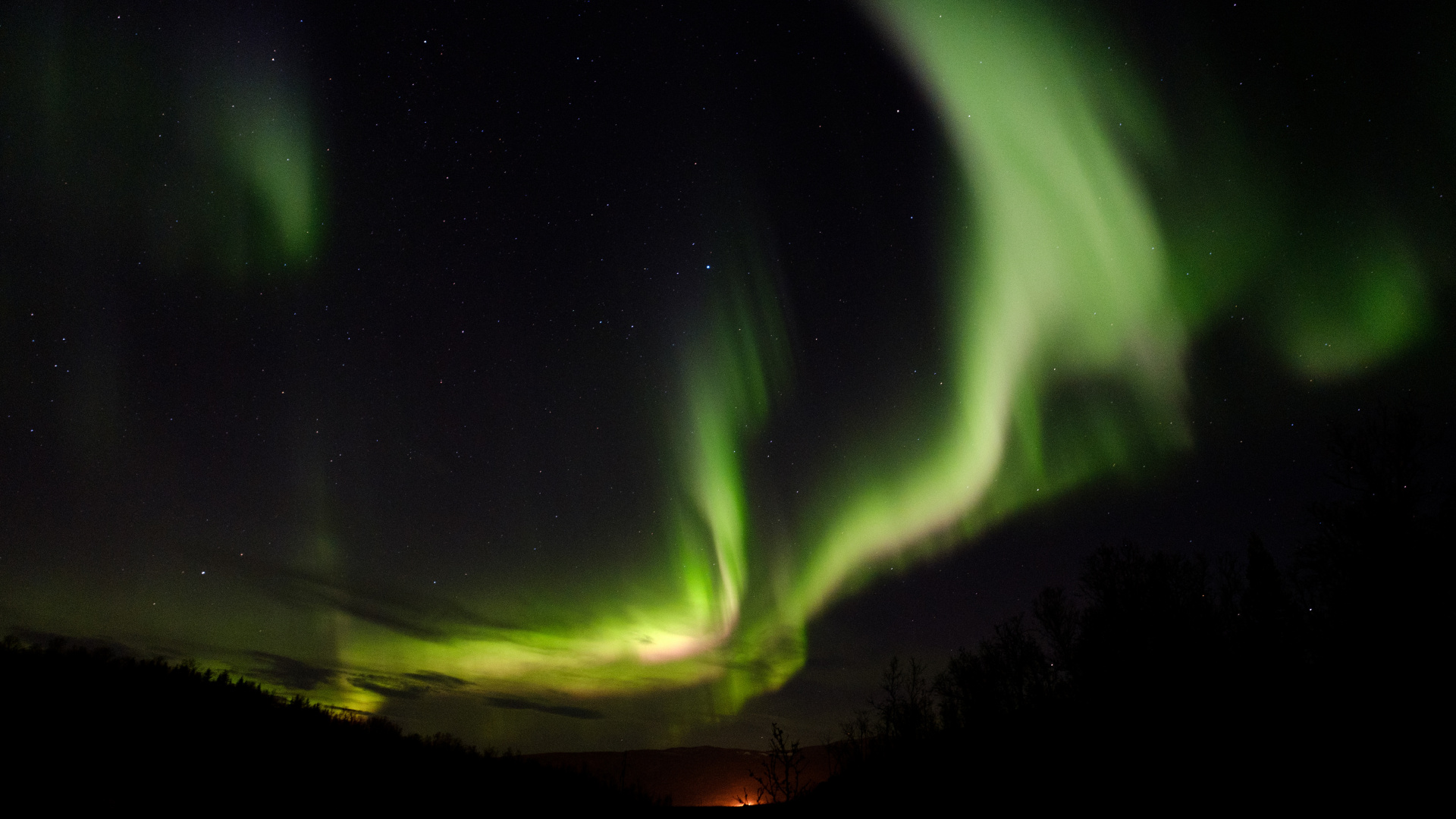 Luz Verde y Amarilla en Una Habitación Oscura.. Wallpaper in 1920x1080 Resolution