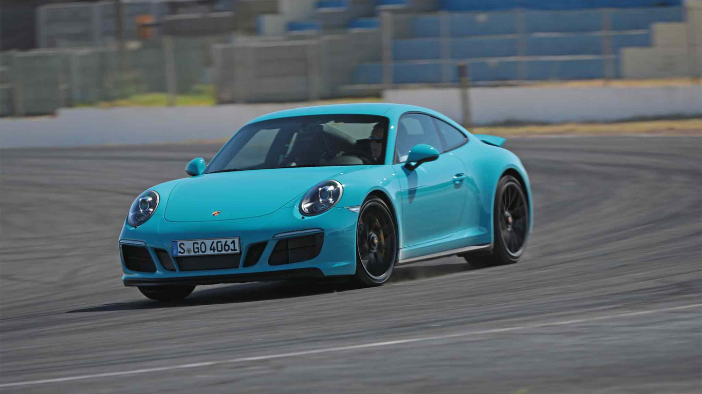 Blauer Porsche 911 Tagsüber Unterwegs. Wallpaper in 1366x768 Resolution