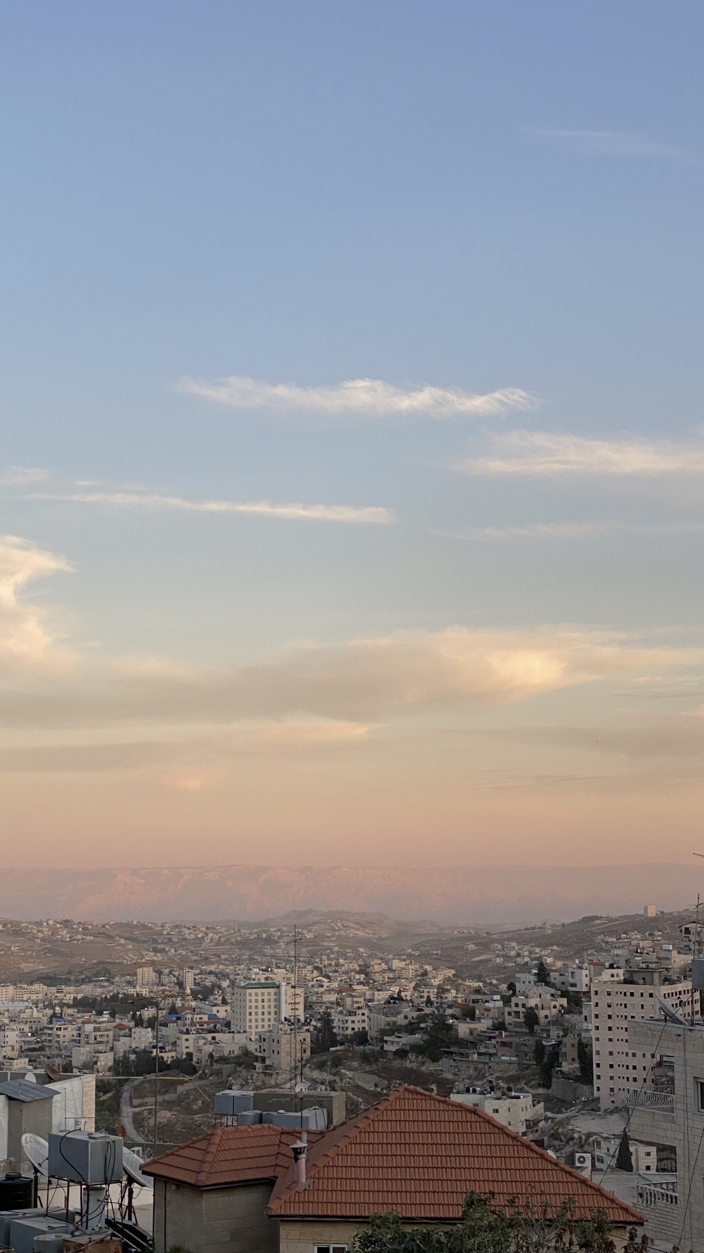 Gratte-ciel, la Journée, Quartier, Quartier Résidentiel, Toit. Wallpaper in 1440x2560 Resolution