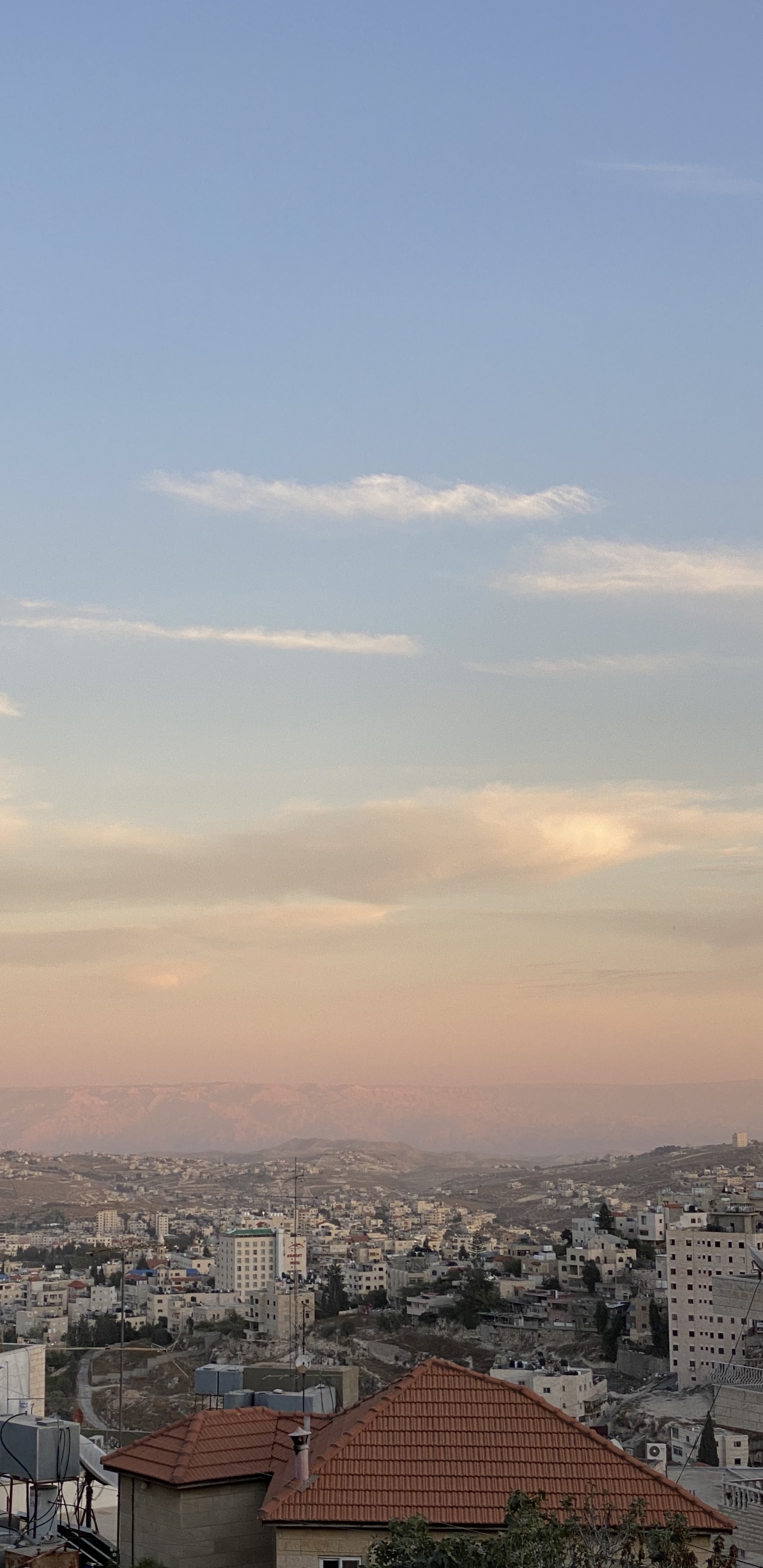 Wolkenkratzer, Tageszeit, Nachbarschaft, Wohngebiet, Dach. Wallpaper in 1440x2960 Resolution