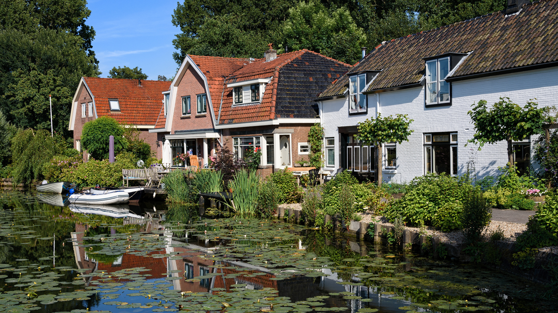 White and Brown Concrete House Near Body of Water During Daytime. Wallpaper in 1920x1080 Resolution