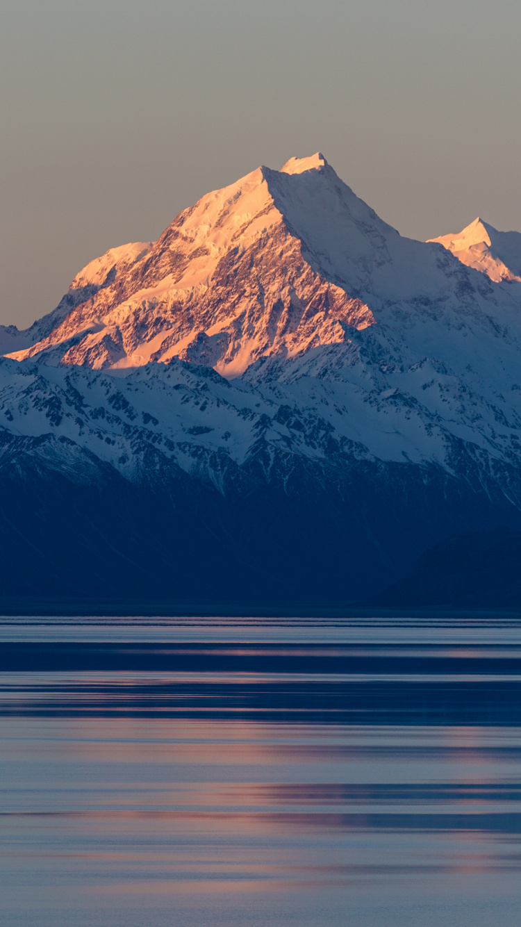 Montagne Couverte de Neige Près D'un Plan D'eau Pendant la Journée. Wallpaper in 750x1334 Resolution