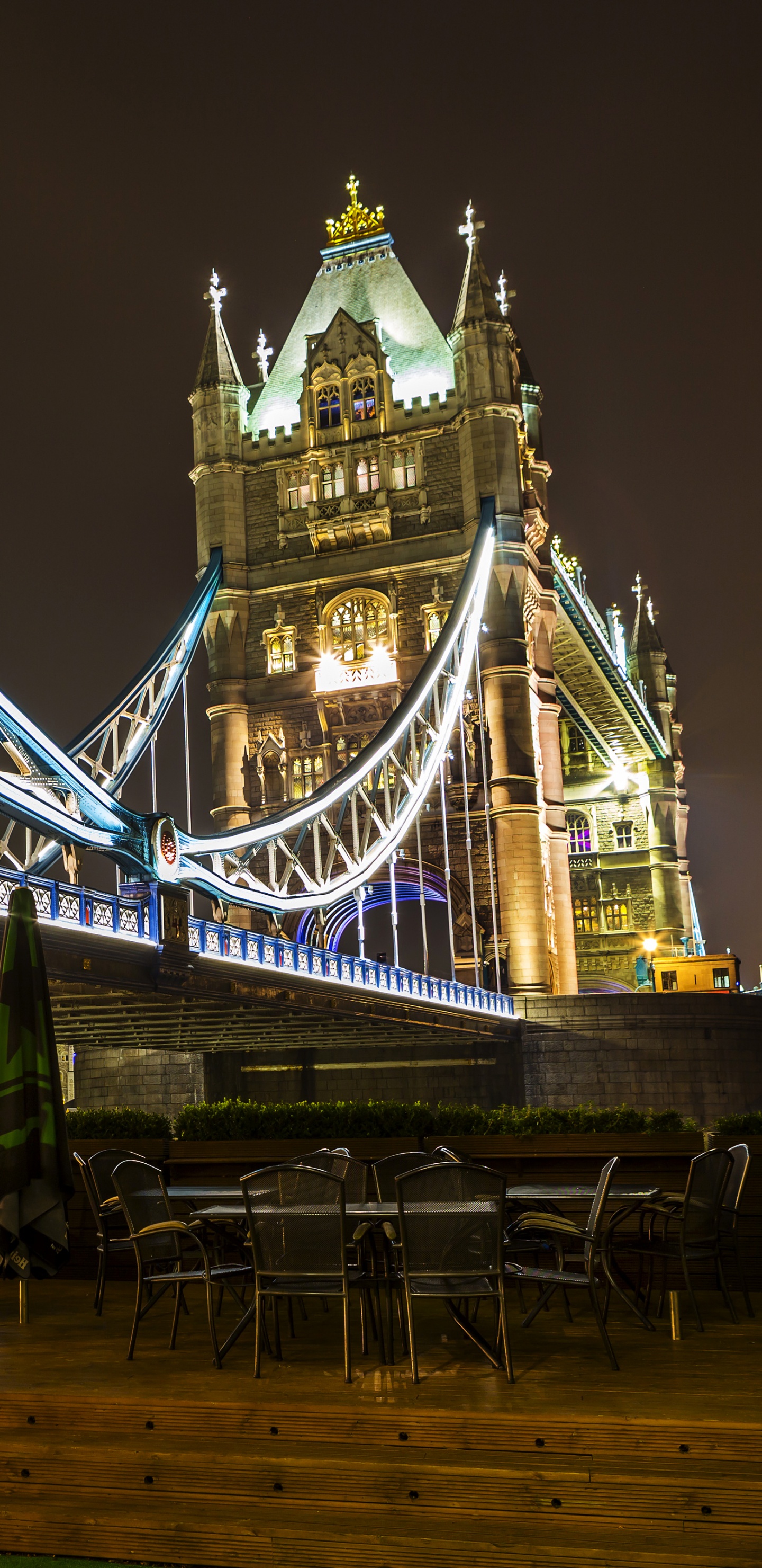 Blau-weiß Beleuchtete Brücke Während Der Nacht. Wallpaper in 1440x2960 Resolution