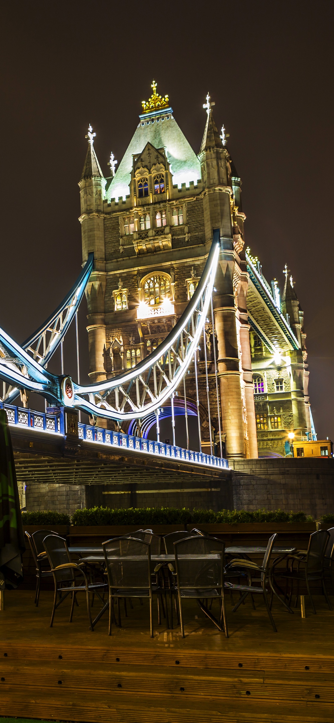 Pont Éclairé Bleu et Blanc Pendant la Nuit. Wallpaper in 1125x2436 Resolution