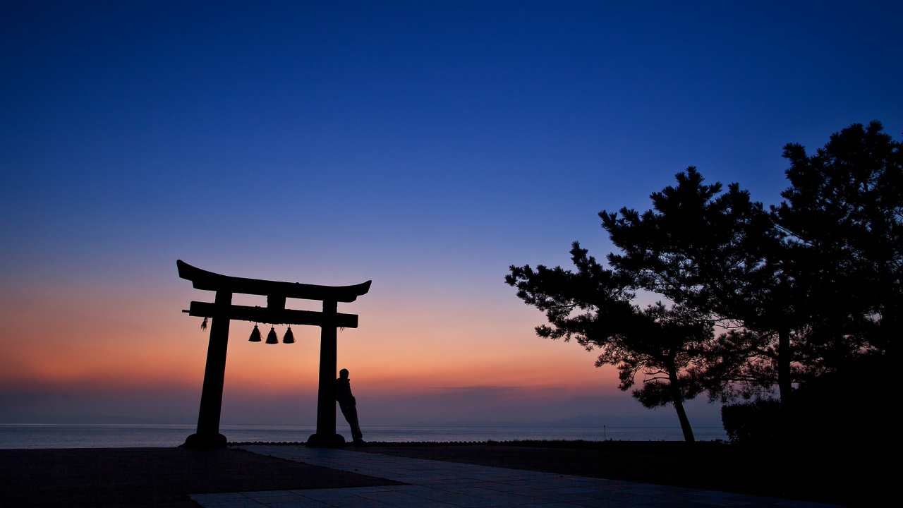 Silhouette de Banc en Bois Sur la Plage Pendant le Coucher du Soleil. Wallpaper in 1280x720 Resolution