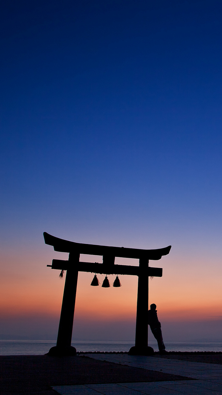 Silhouette de Banc en Bois Sur la Plage Pendant le Coucher du Soleil. Wallpaper in 750x1334 Resolution