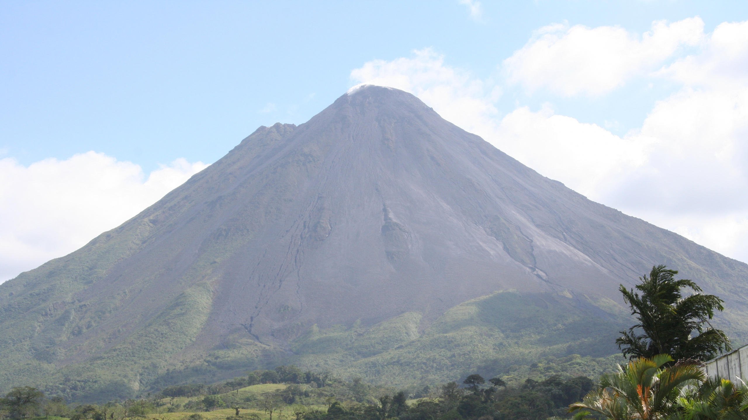 Montagne Verte et Brune Sous Ciel Bleu Pendant la Journée. Wallpaper in 2560x1440 Resolution