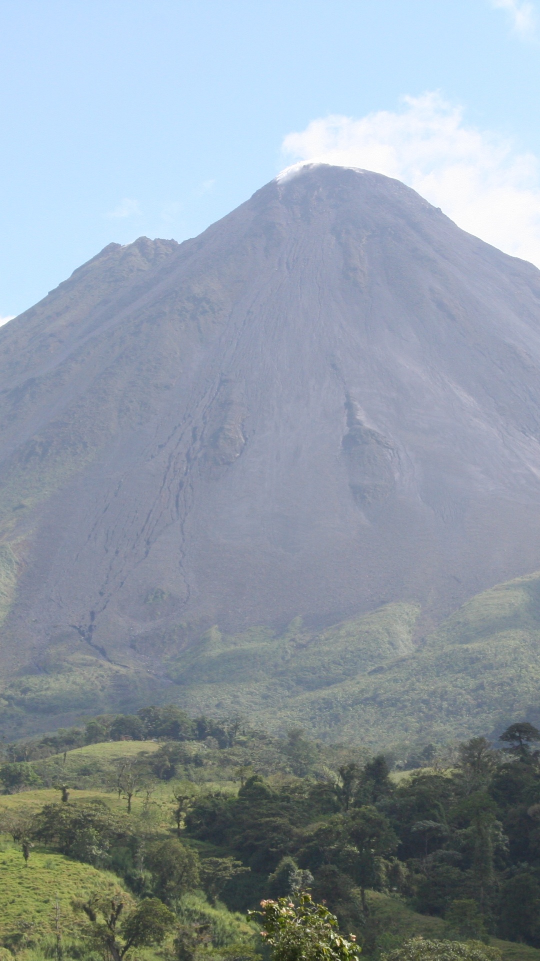 Tagsüber Grüner Und Brauner Berg Unter Blauem Himmel. Wallpaper in 1080x1920 Resolution
