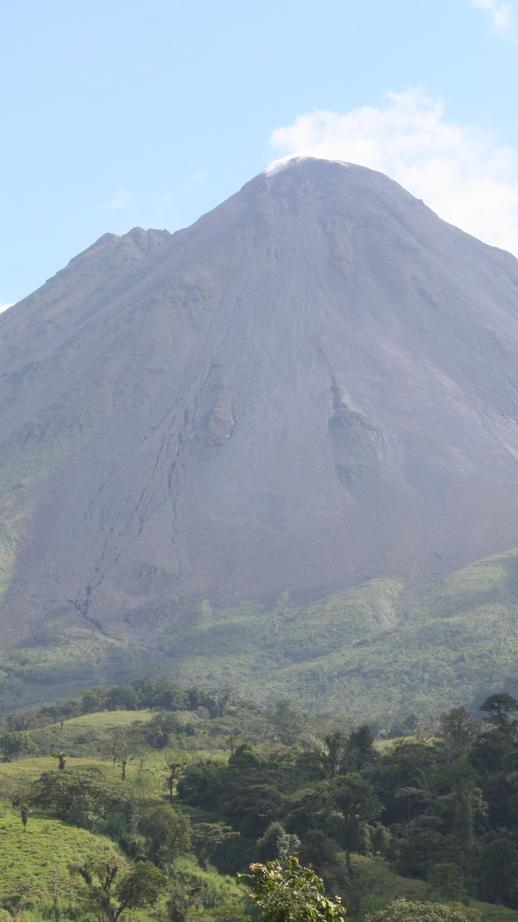 Tagsüber Grüner Und Brauner Berg Unter Blauem Himmel. Wallpaper in 750x1334 Resolution