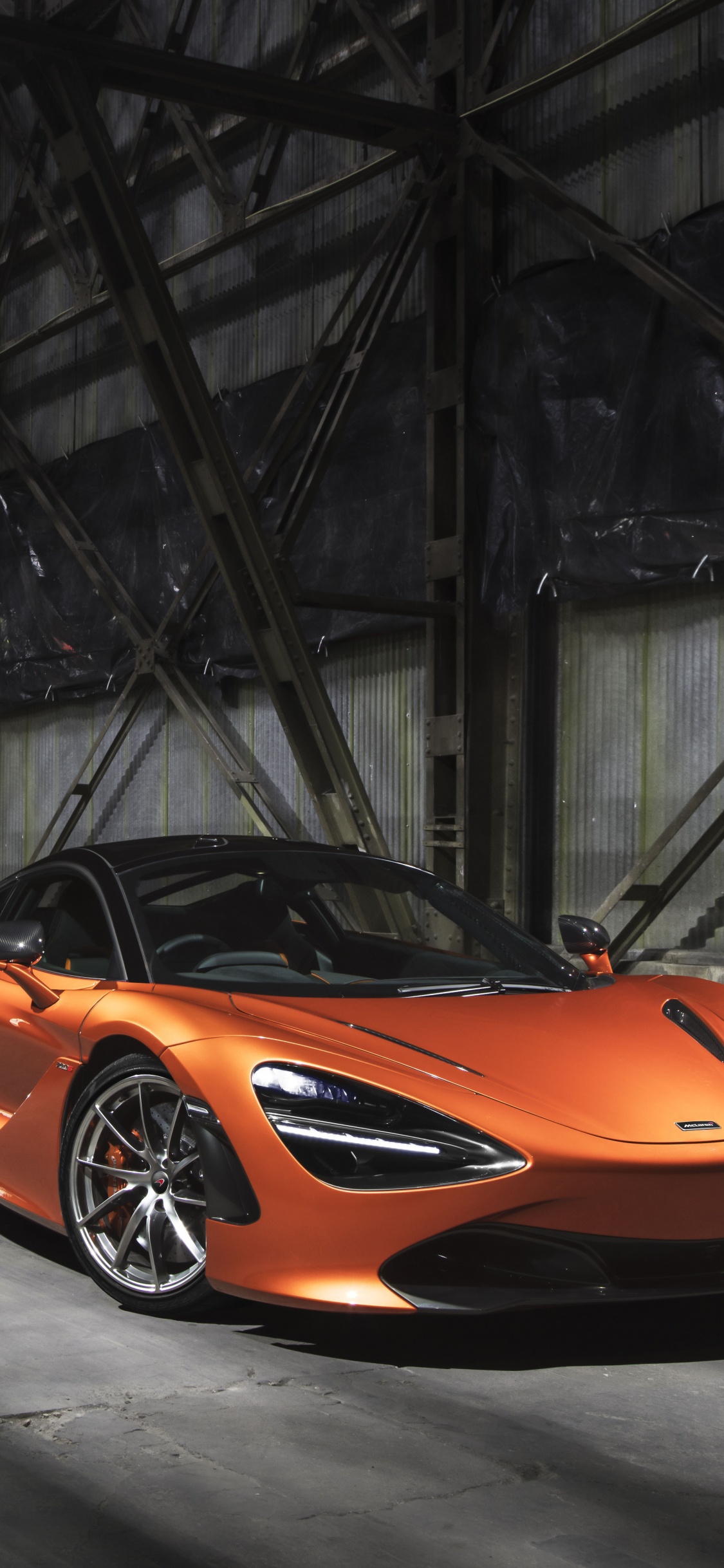 Oranger Lamborghini Aventador in Einem Tunnel. Wallpaper in 1125x2436 Resolution