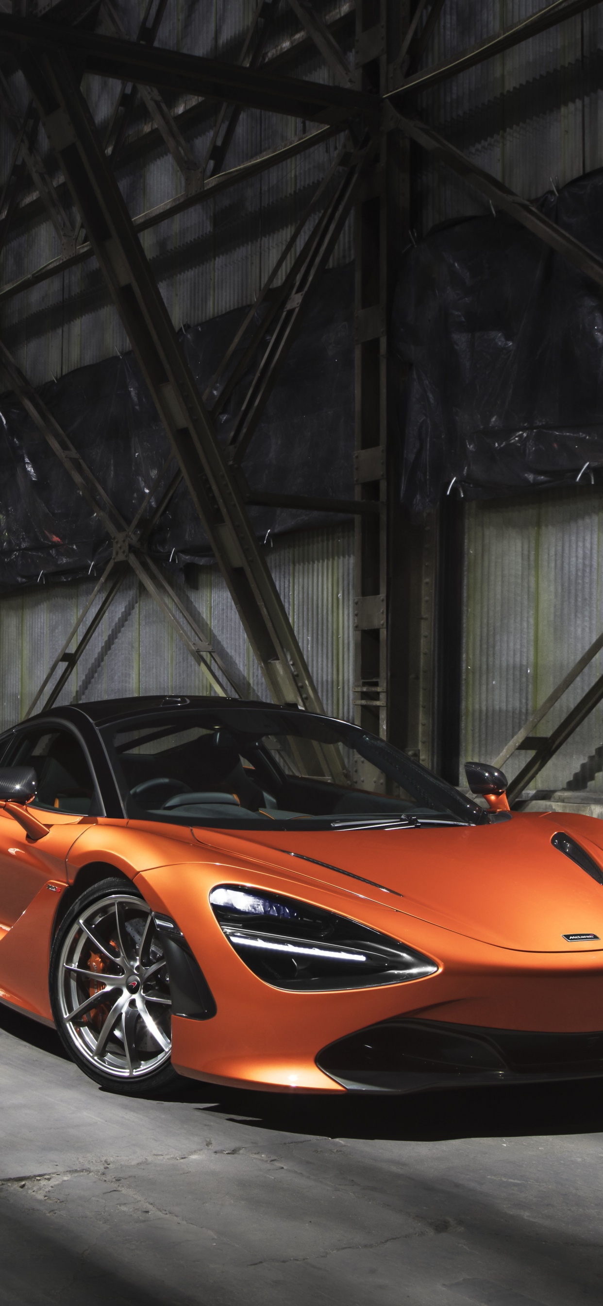 Oranger Lamborghini Aventador in Einem Tunnel. Wallpaper in 1242x2688 Resolution