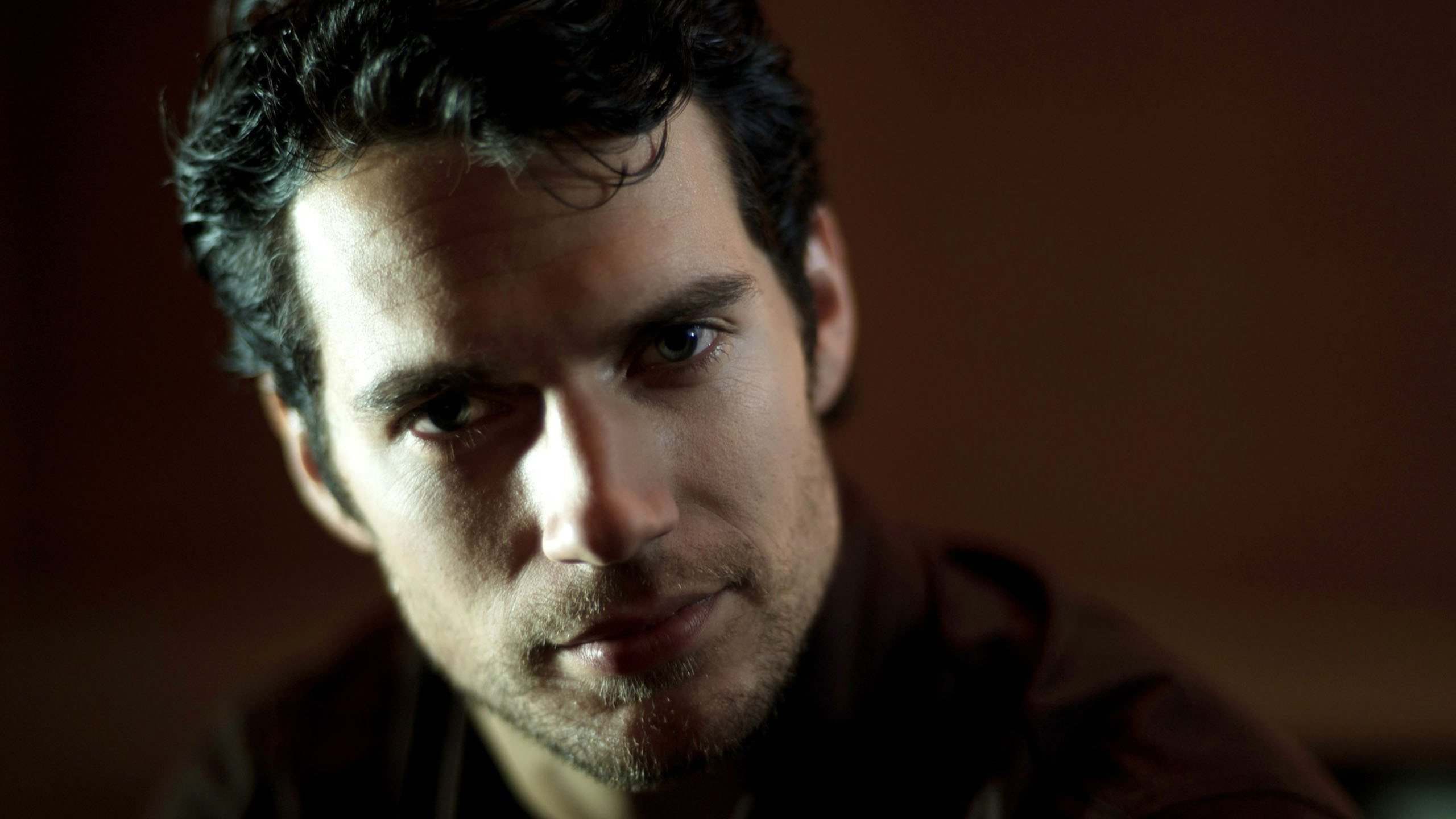 Henry Cavill, L'homme D'acier, Les Poils du Visage, Superman, Obscurité. Wallpaper in 2560x1440 Resolution