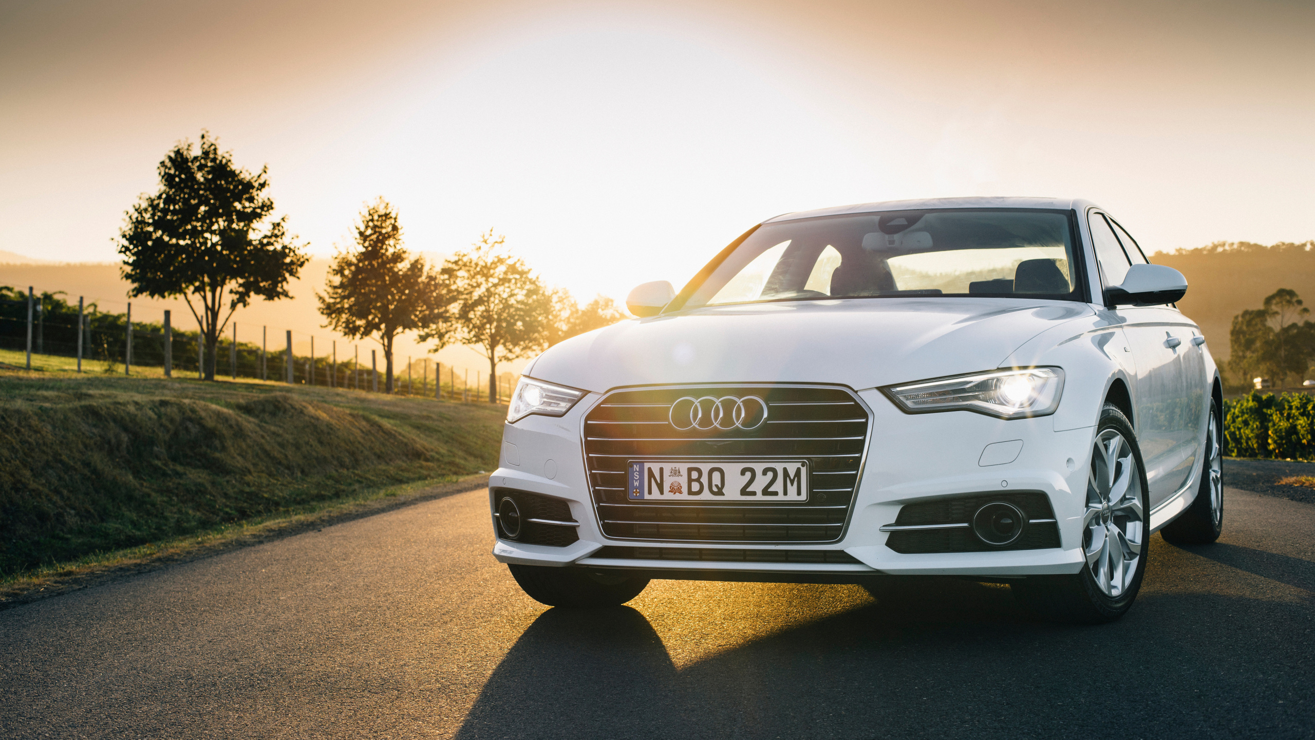 Audi a 4 Blanche Sur Route Pendant la Journée. Wallpaper in 2560x1440 Resolution