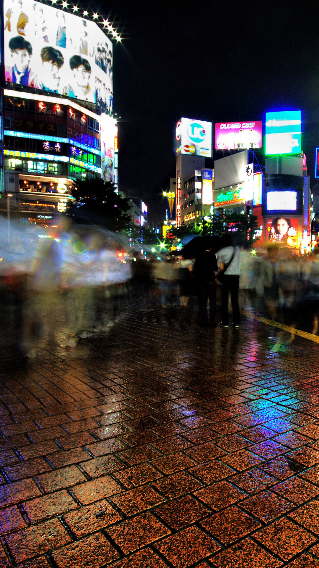 Gente Caminando en la Acera Durante la Noche. Wallpaper in 1080x1920 Resolution
