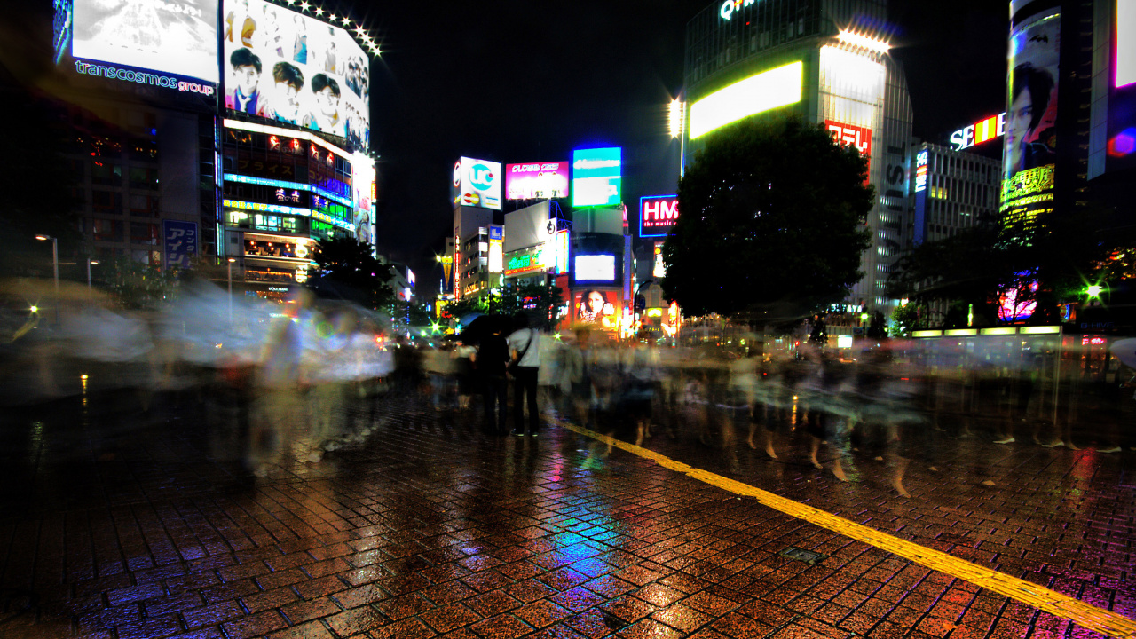 Personnes Marchant Sur le Trottoir Pendant la Nuit. Wallpaper in 1280x720 Resolution