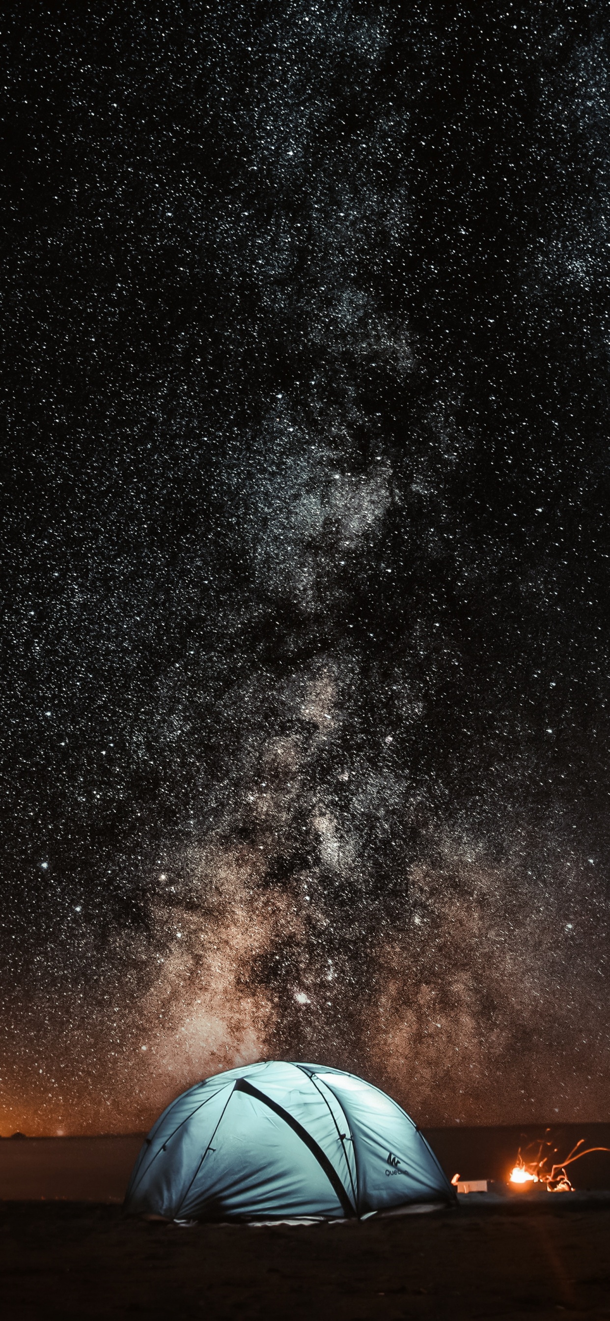 Tente Dôme Blanc Sous la Nuit Étoilée. Wallpaper in 1242x2688 Resolution