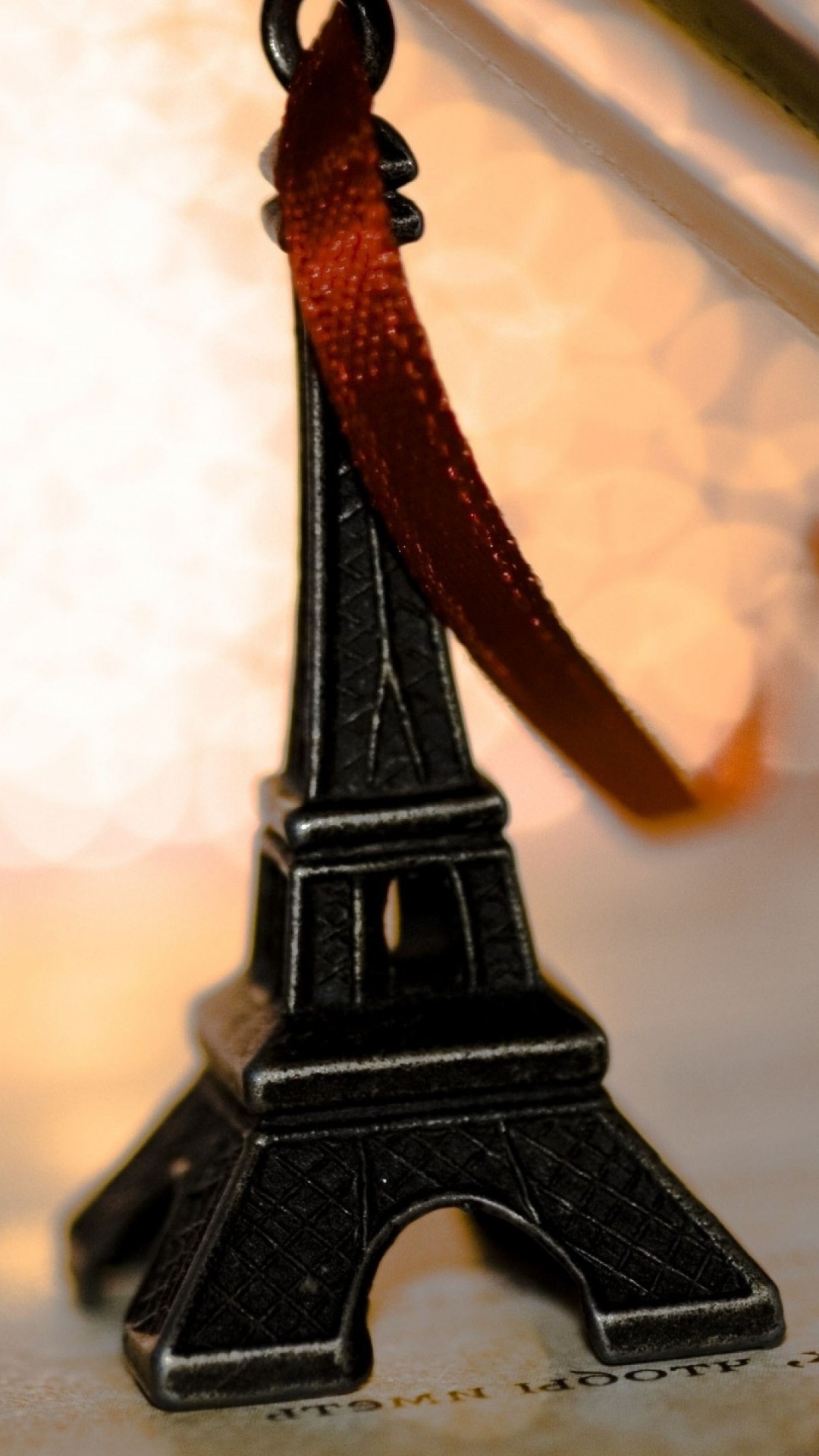 Maquette de la Tour Eiffel Sur Table. Wallpaper in 1080x1920 Resolution