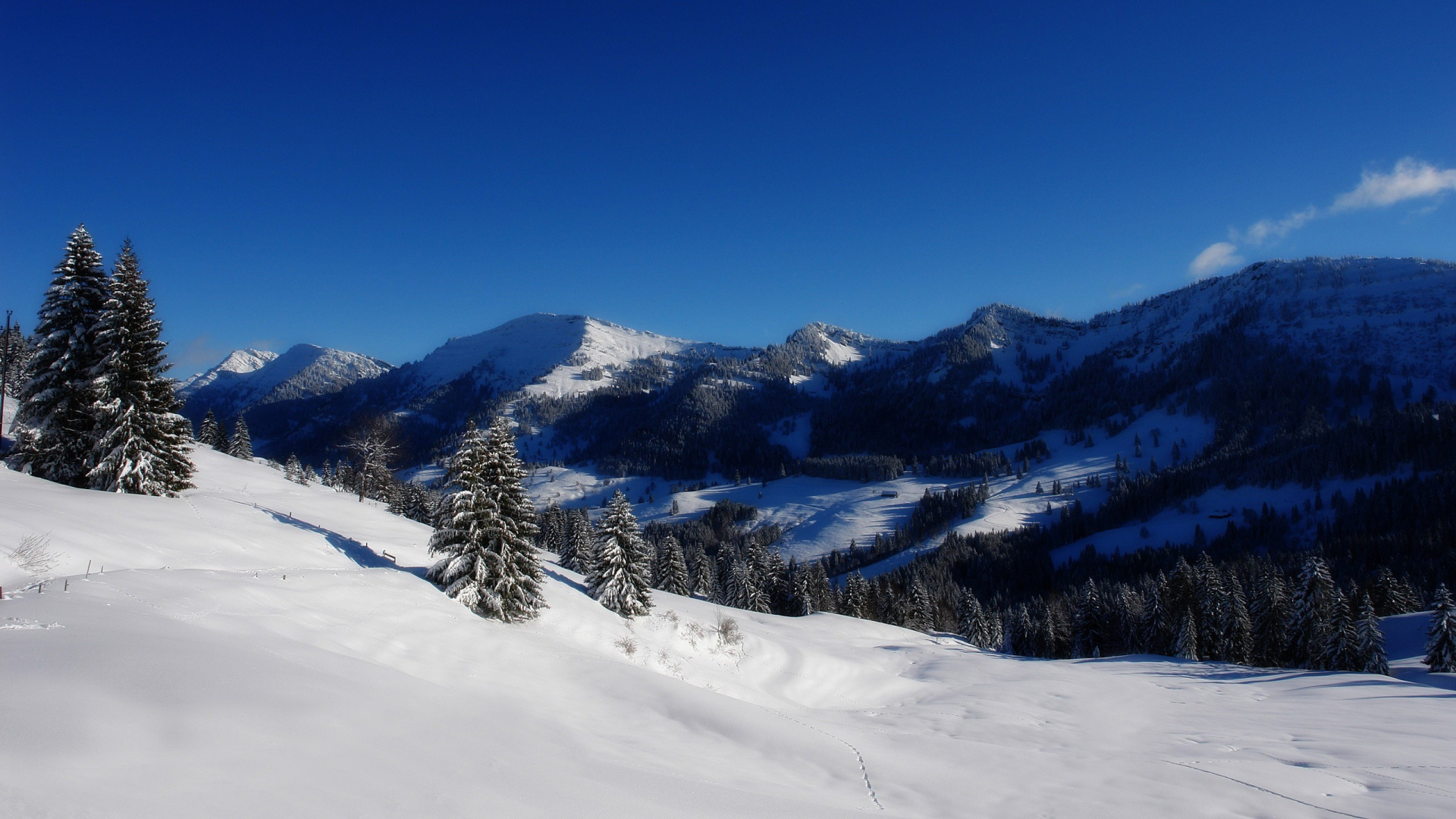 Schneebedeckter Berg Unter Blauem Himmel Tagsüber. Wallpaper in 1920x1080 Resolution