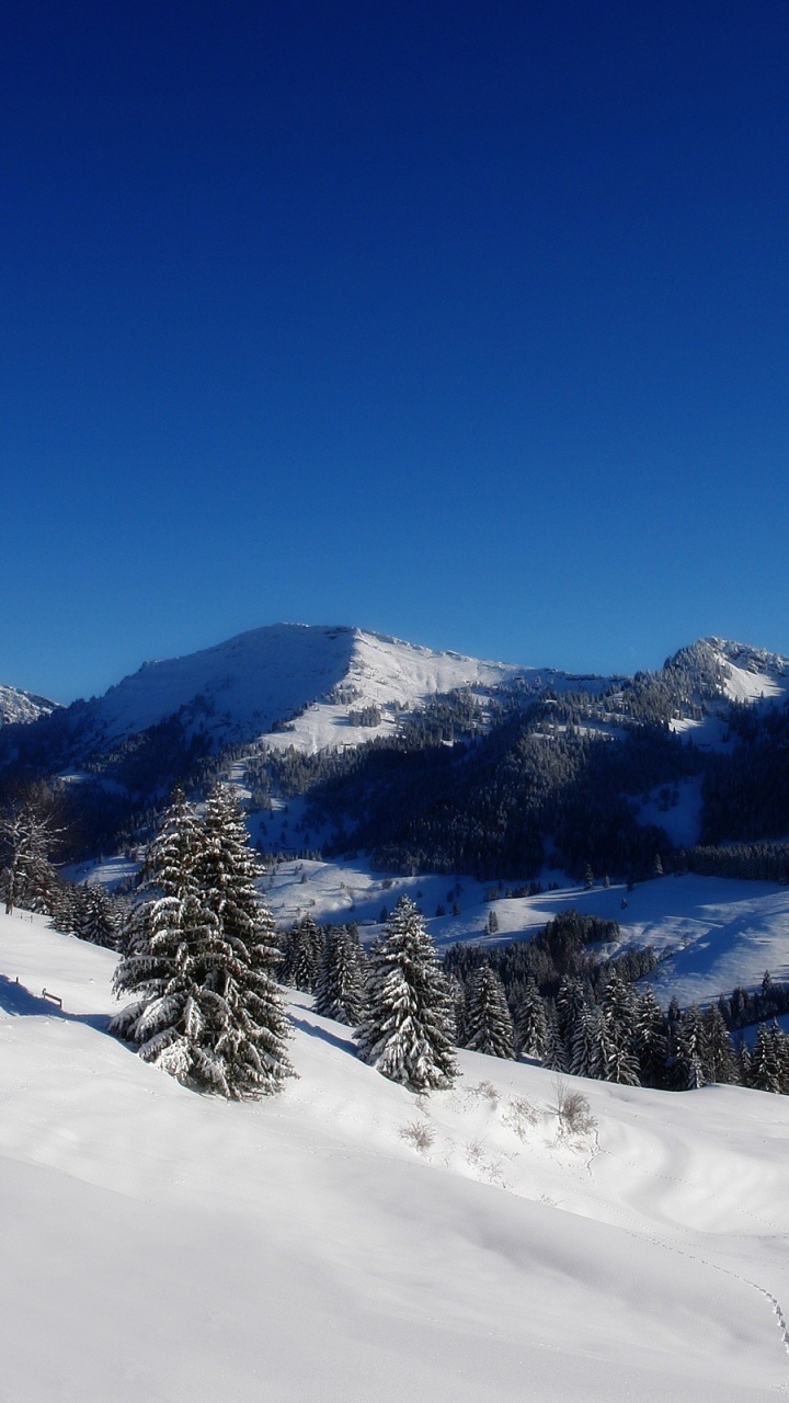 Schneebedeckter Berg Unter Blauem Himmel Tagsüber. Wallpaper in 720x1280 Resolution