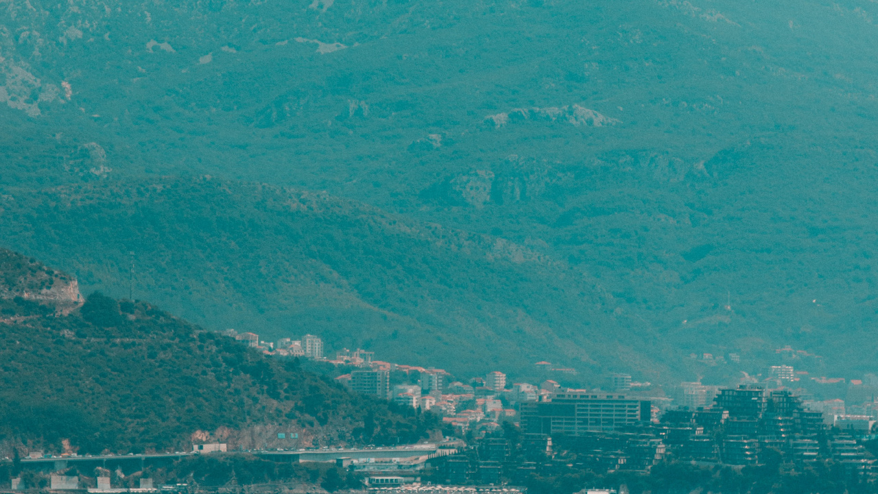 Green Mountains Near Body of Water During Daytime. Wallpaper in 1280x720 Resolution