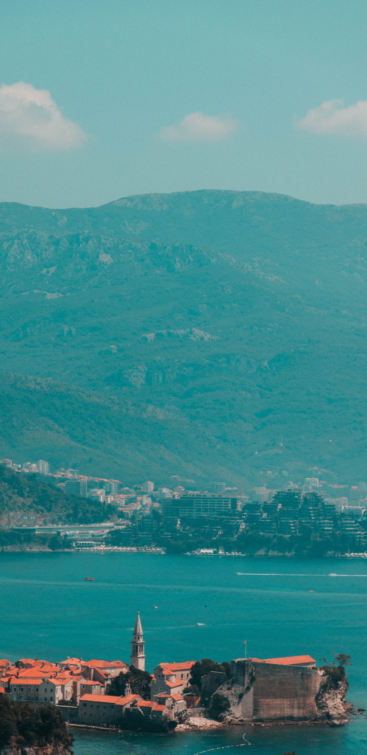 Montañas Verdes Cerca Del Cuerpo de Agua Durante el Día. Wallpaper in 1440x2960 Resolution