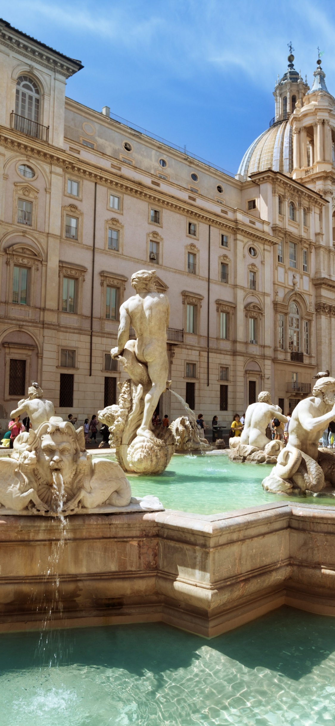 Personas en la Piscina Cerca Del Edificio Durante el Día.. Wallpaper in 1125x2436 Resolution