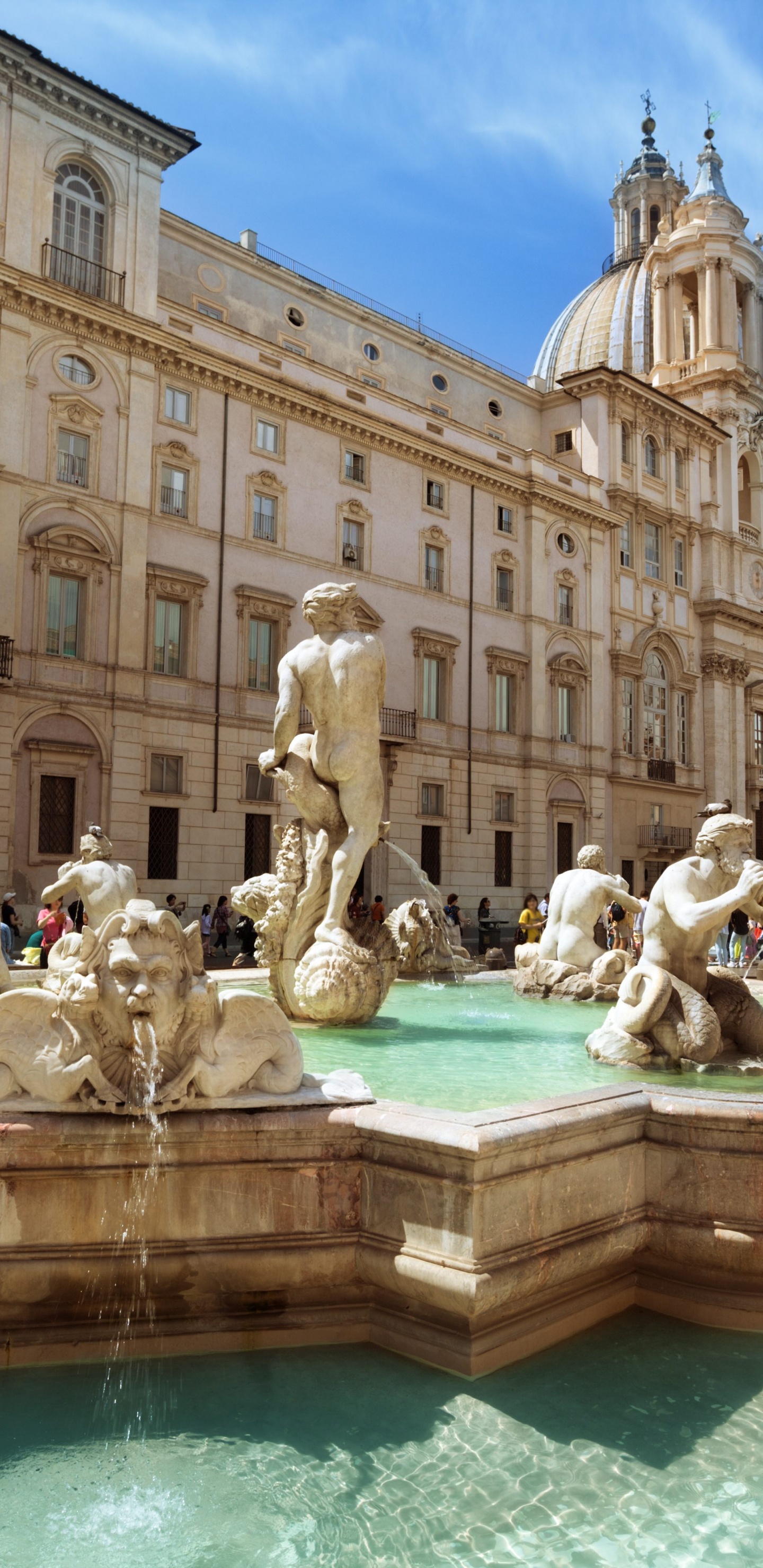 Menschen im Schwimmbad in Der Nähe Des Gebäudes Tagsüber. Wallpaper in 1440x2960 Resolution