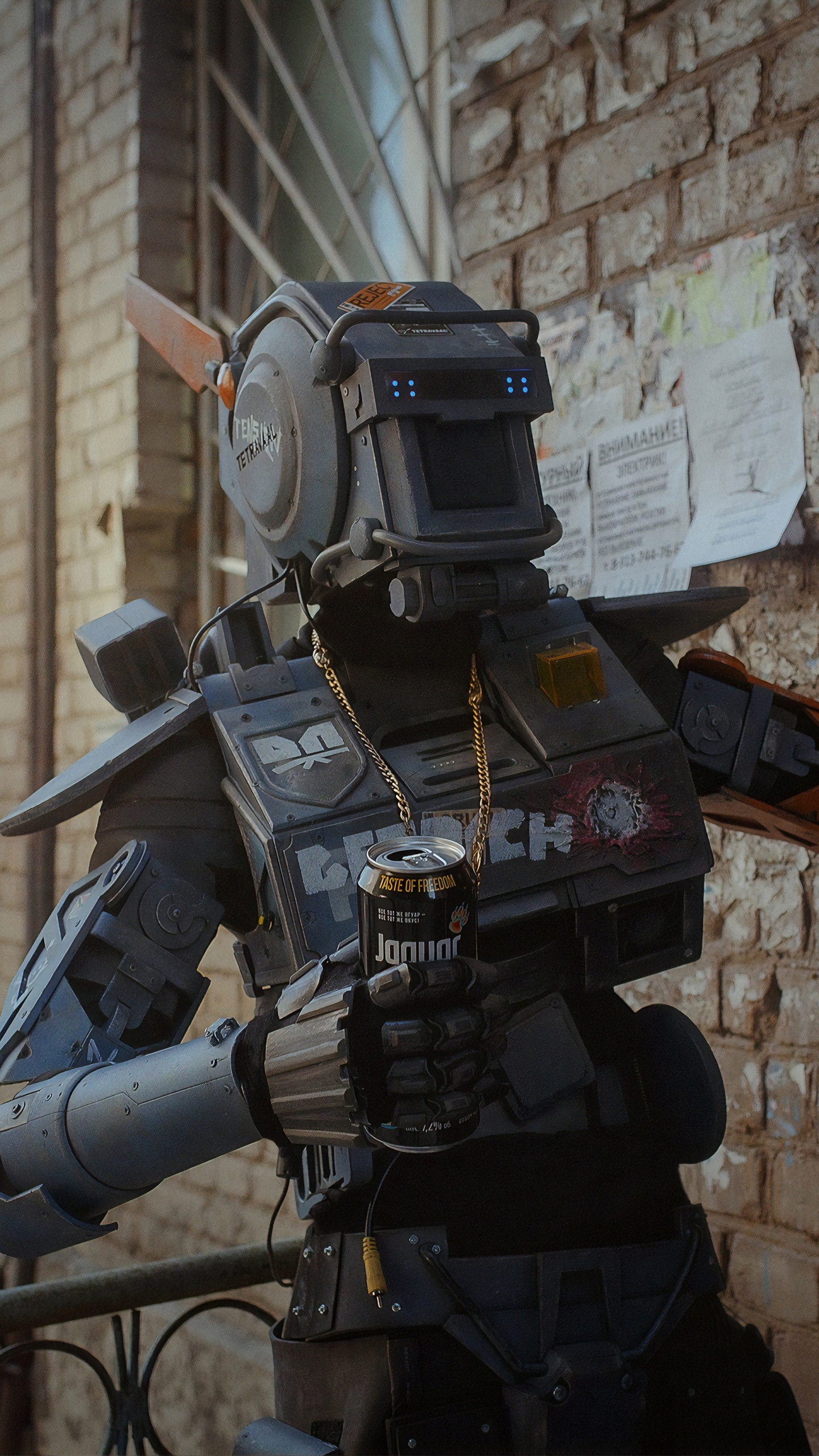 Grauer Roboter Mit Schwarzer Und Oranger Pistole. Wallpaper in 1440x2560 Resolution