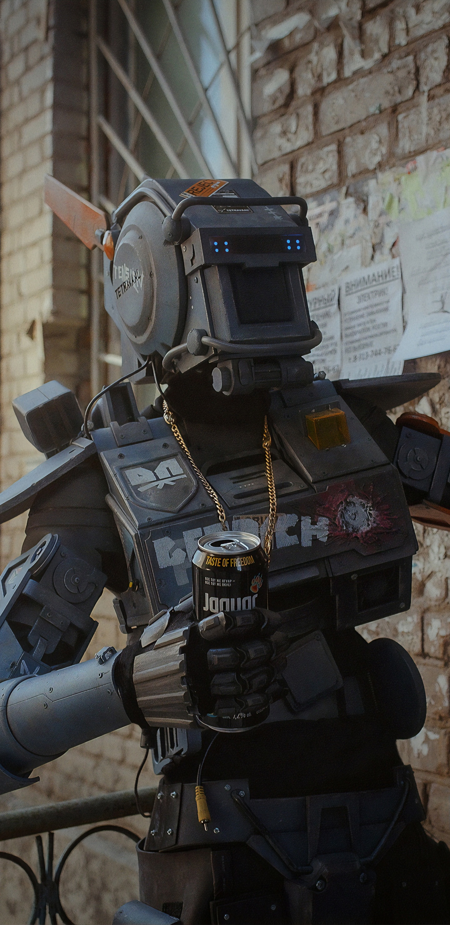 Grauer Roboter Mit Schwarzer Und Oranger Pistole. Wallpaper in 1440x2960 Resolution