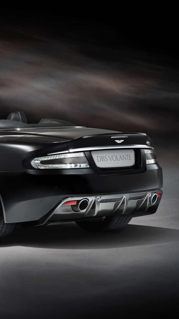 Schwarzes Mercedes Benz Coupe Auf Grauer Asphaltstraße. Wallpaper in 750x1334 Resolution