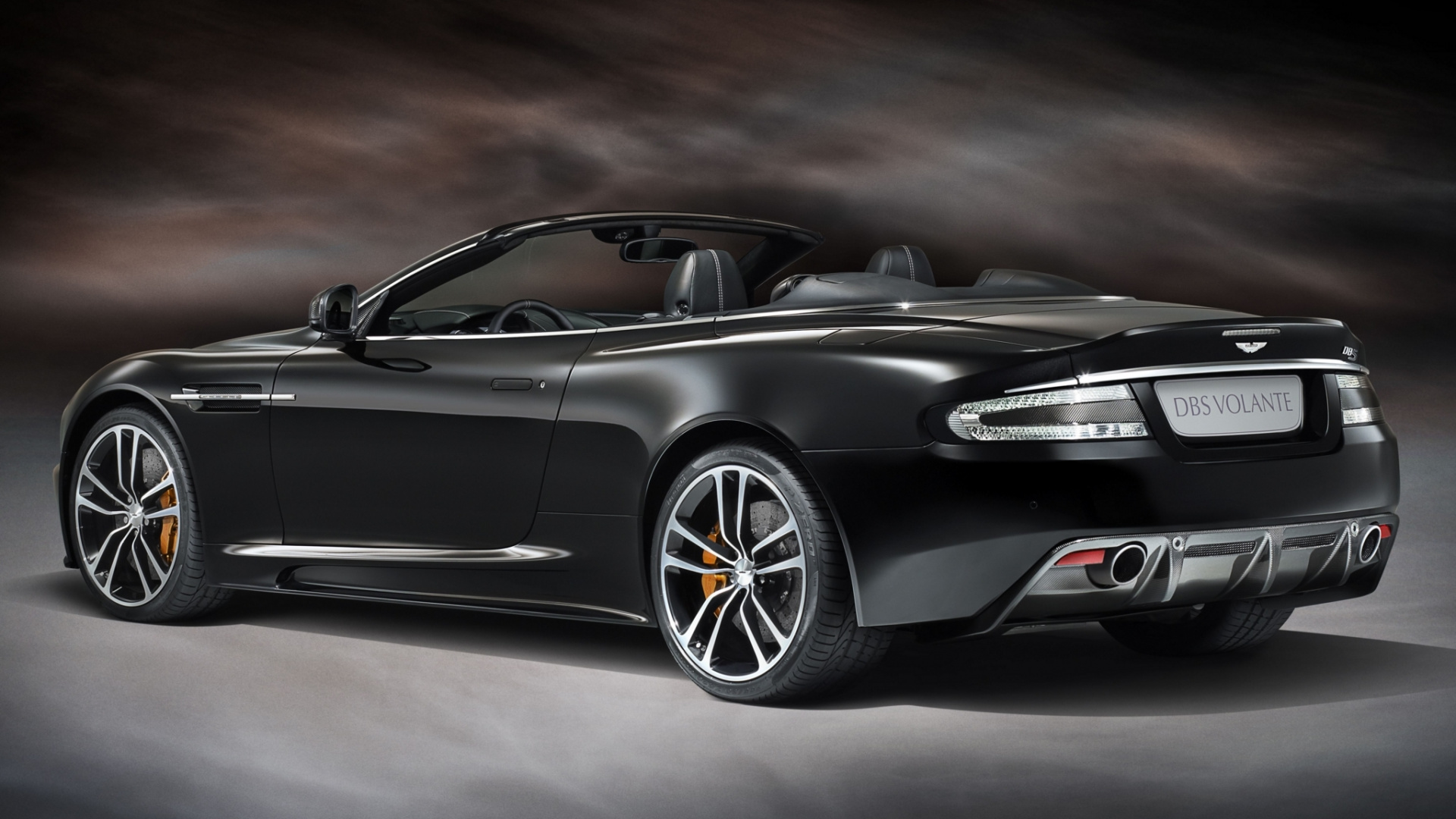 Mercedes Benz Coupé Noir Sur Route Asphaltée Grise. Wallpaper in 1920x1080 Resolution