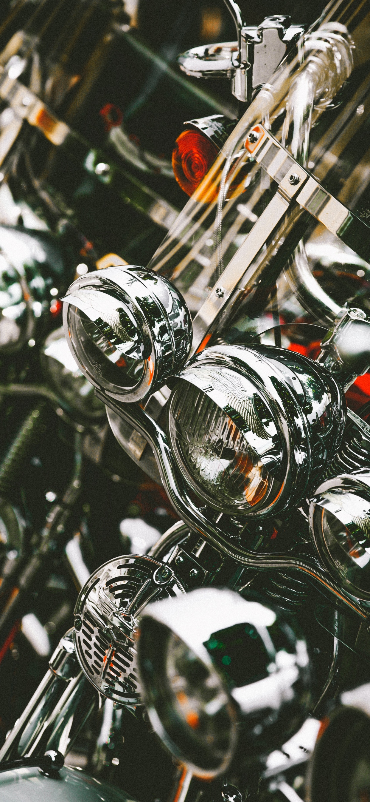 Silberne Und Schwarze Weihnachtskugeln. Wallpaper in 1242x2688 Resolution