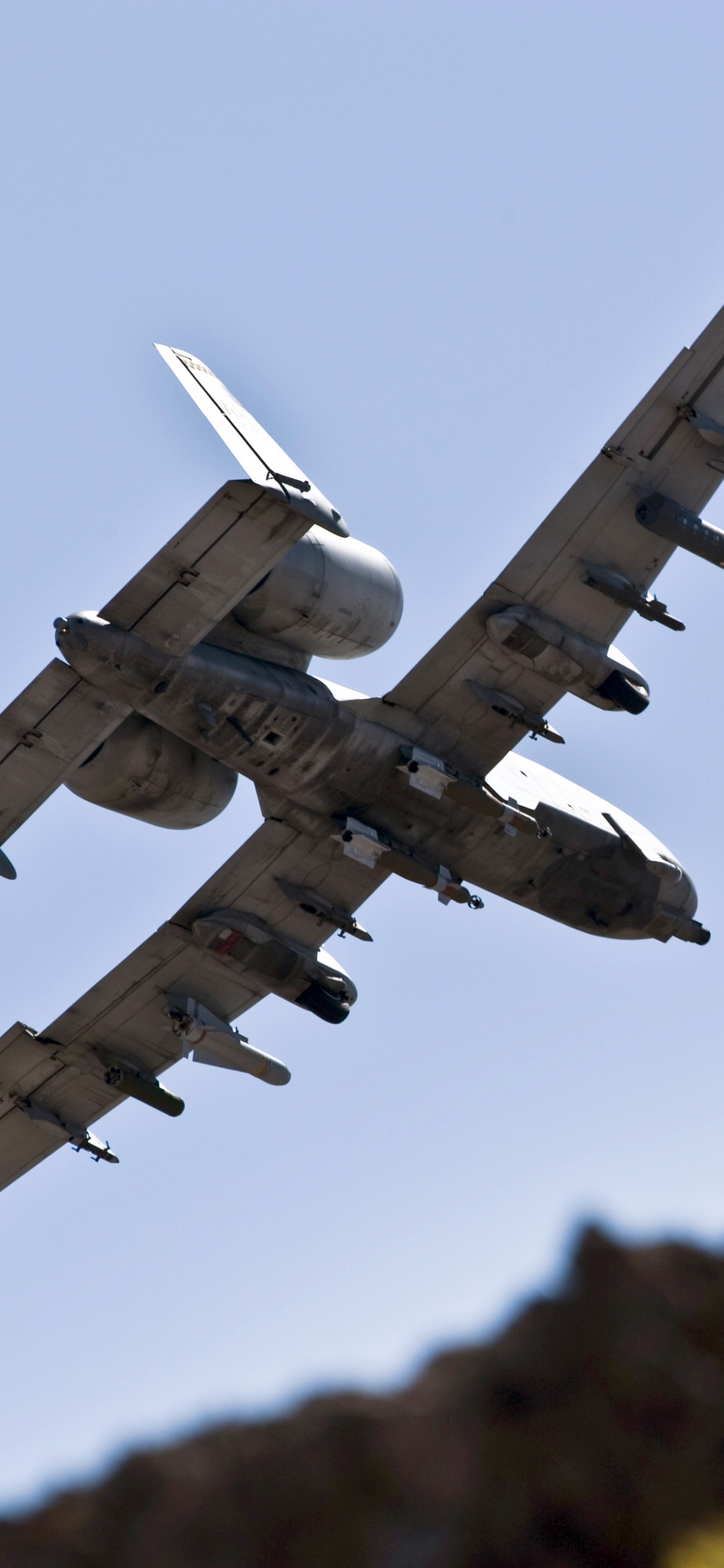 Avion Blanc et Noir Volant Dans le Ciel Pendant la Journée. Wallpaper in 1242x2688 Resolution