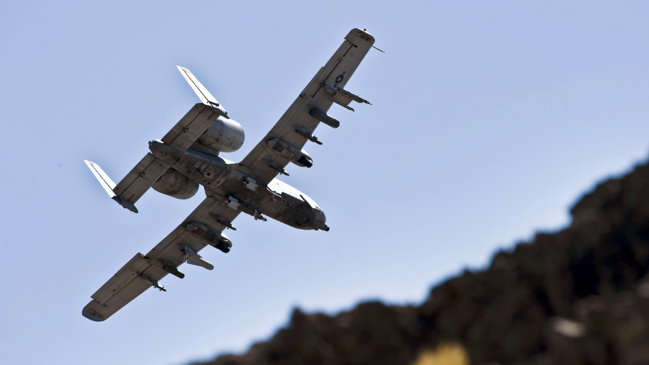 White and Black Airplane Flying in The Sky During Daytime. Wallpaper in 1280x720 Resolution