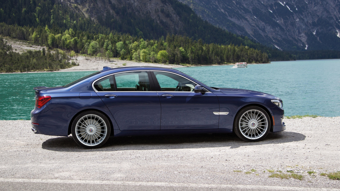 Schwarze Limousine Auf Grauer Asphaltstraße Tagsüber. Wallpaper in 1366x768 Resolution