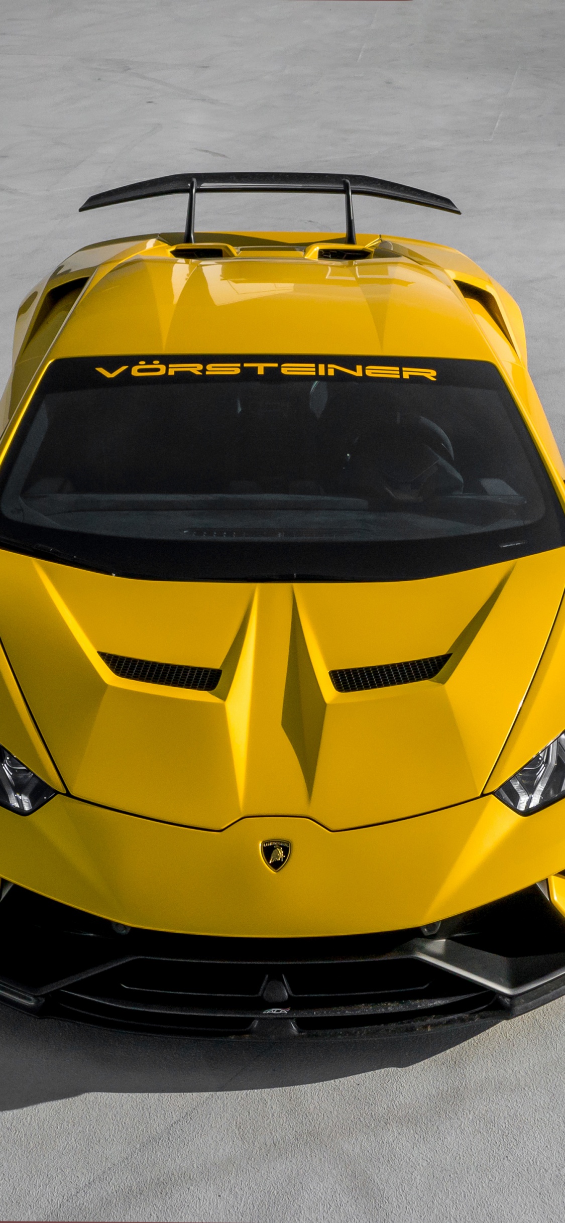 Lamborghini Aventador Amarillo y Negro. Wallpaper in 1125x2436 Resolution