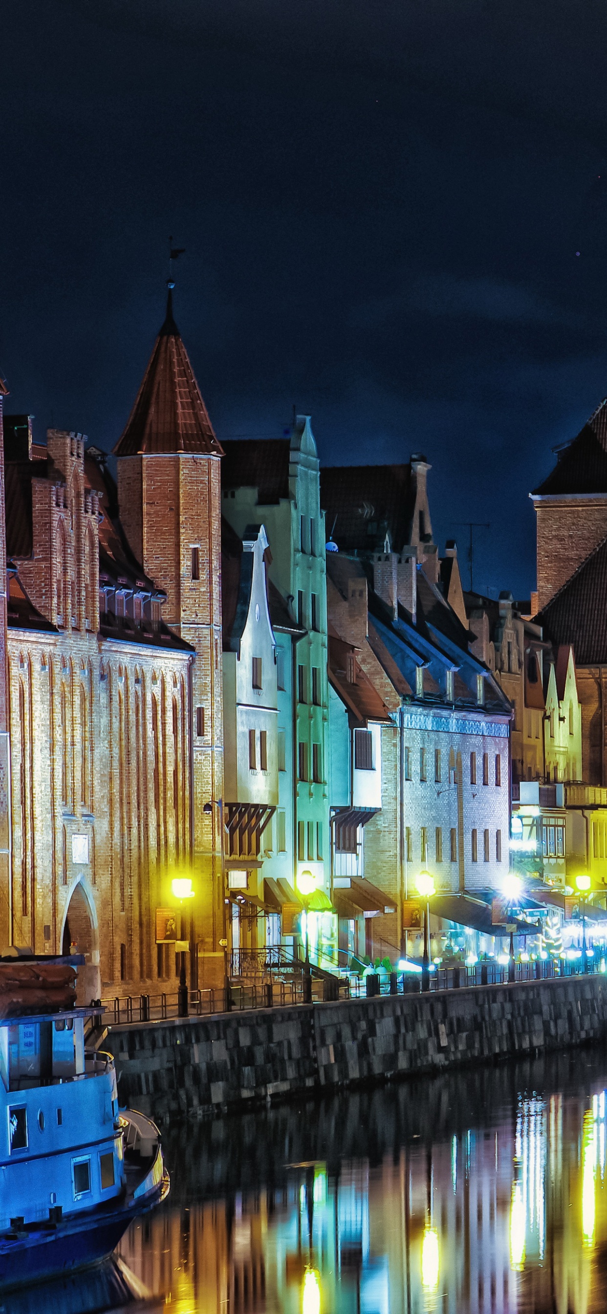 Bâtiment en Béton Brun Près D'un Plan D'eau Pendant la Nuit. Wallpaper in 1242x2688 Resolution