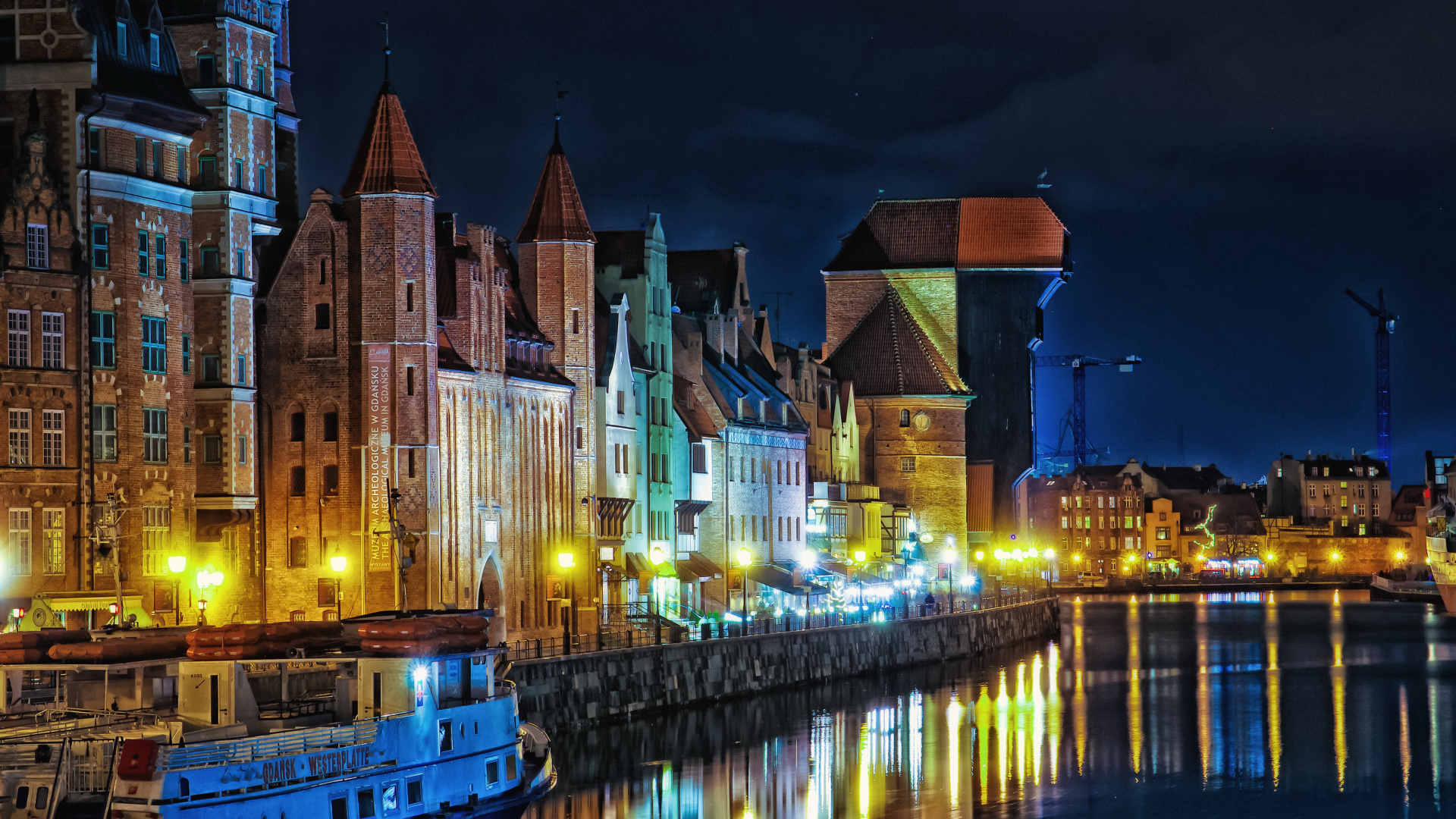 Braunes Betongebäude in Der Nähe Von Gewässern Während Der Nacht. Wallpaper in 1920x1080 Resolution