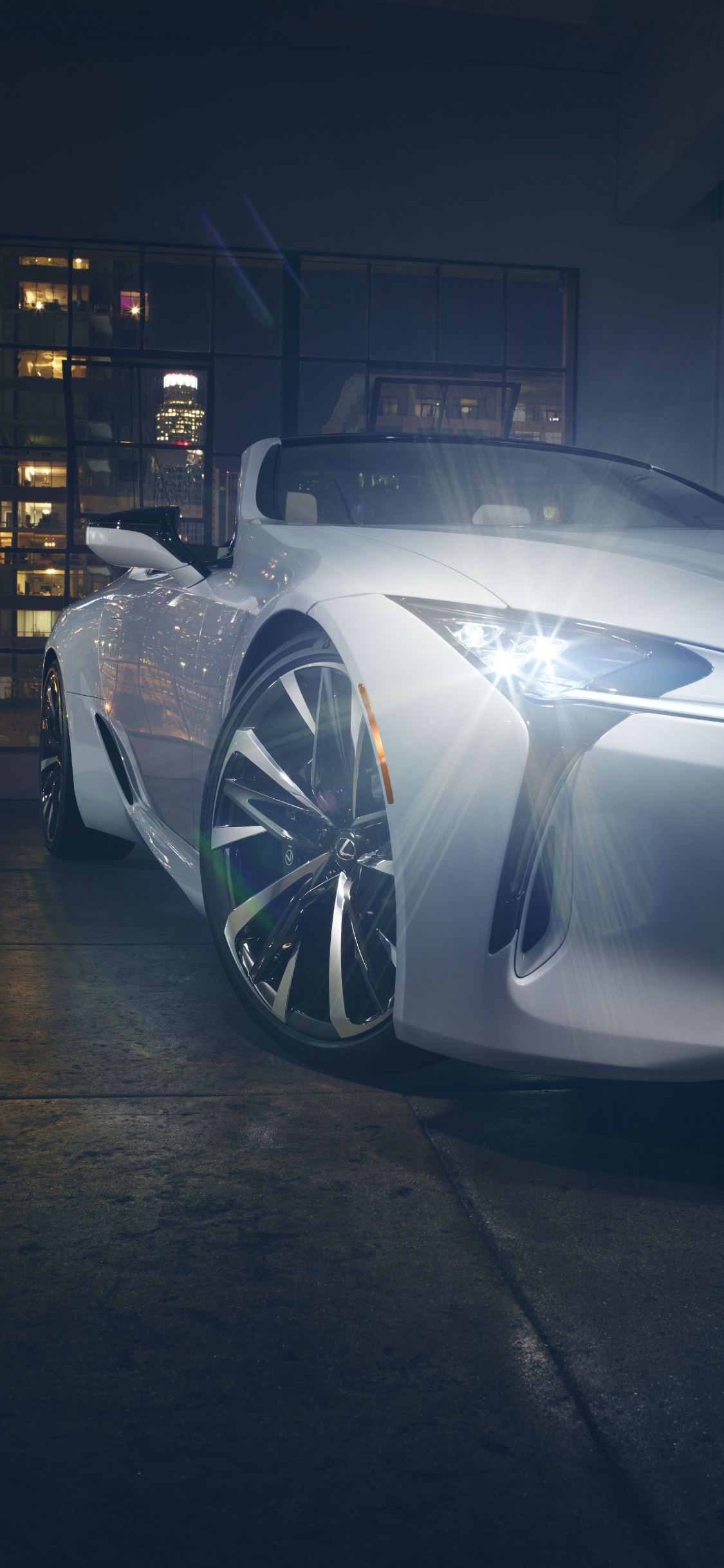 Lamborghini Aventador Blanche Dans Une Chambre. Wallpaper in 1125x2436 Resolution