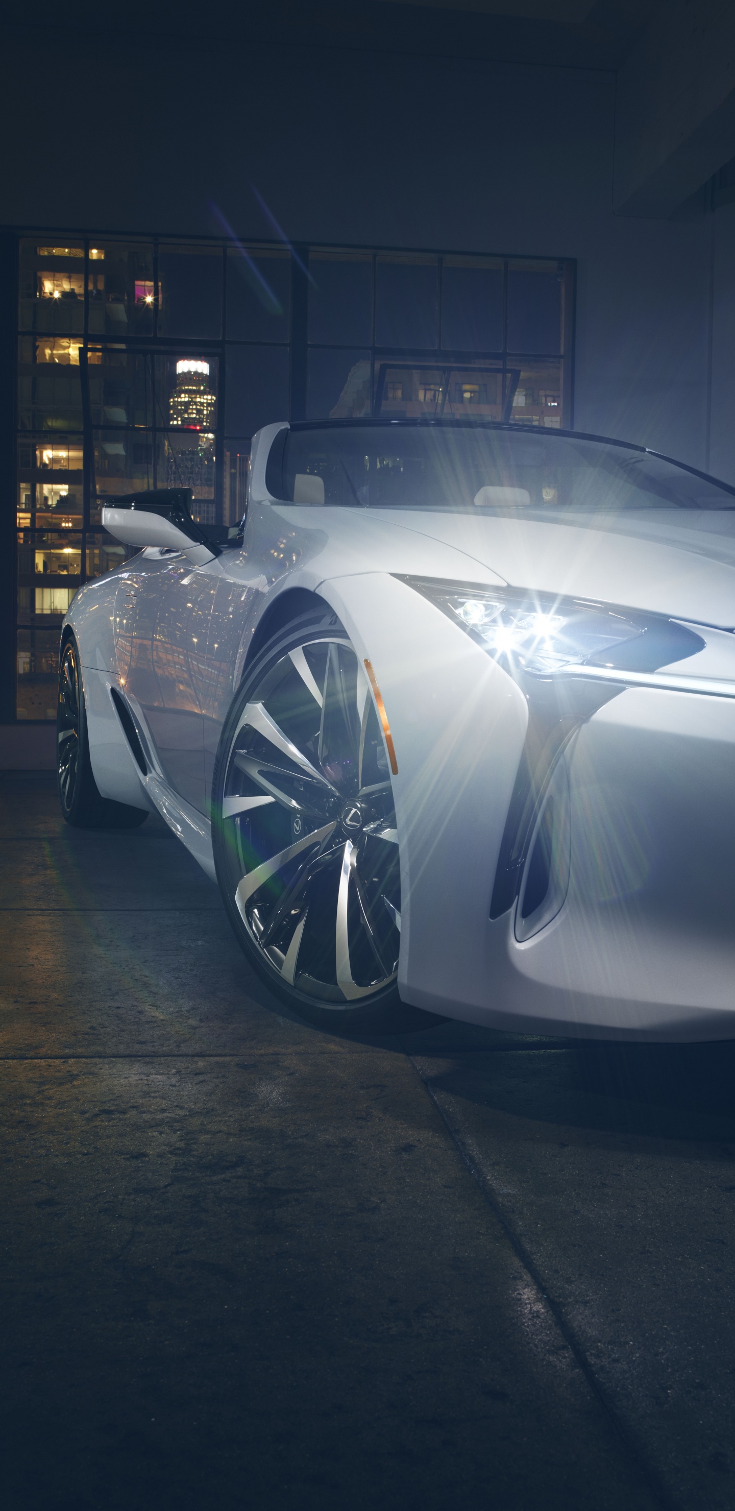 Weißer Lamborghini Aventador in Einem Zimmer. Wallpaper in 1440x2960 Resolution