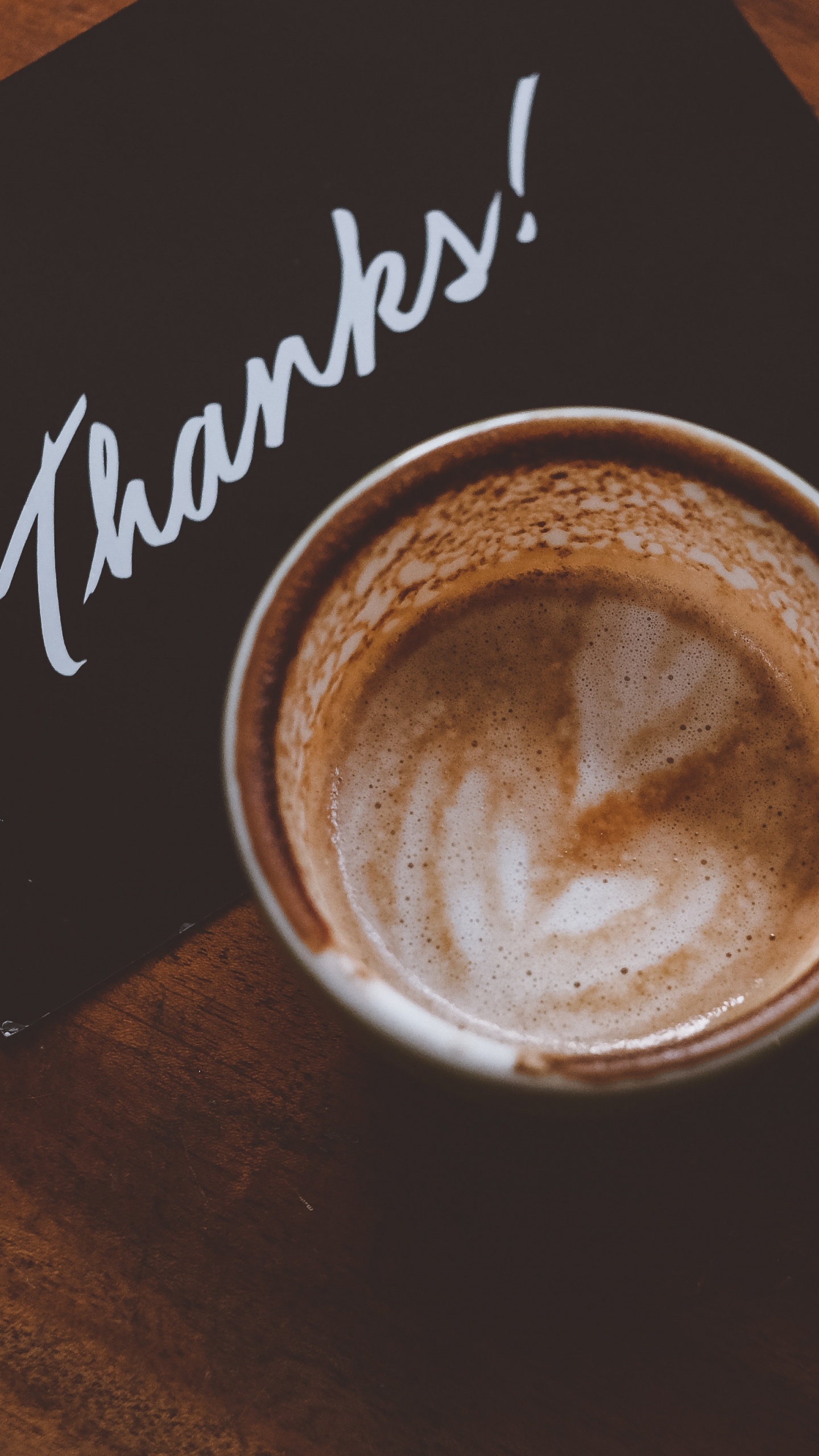 Schwarz-weiße Keramiktasse Mit Kaffee. Wallpaper in 1440x2560 Resolution