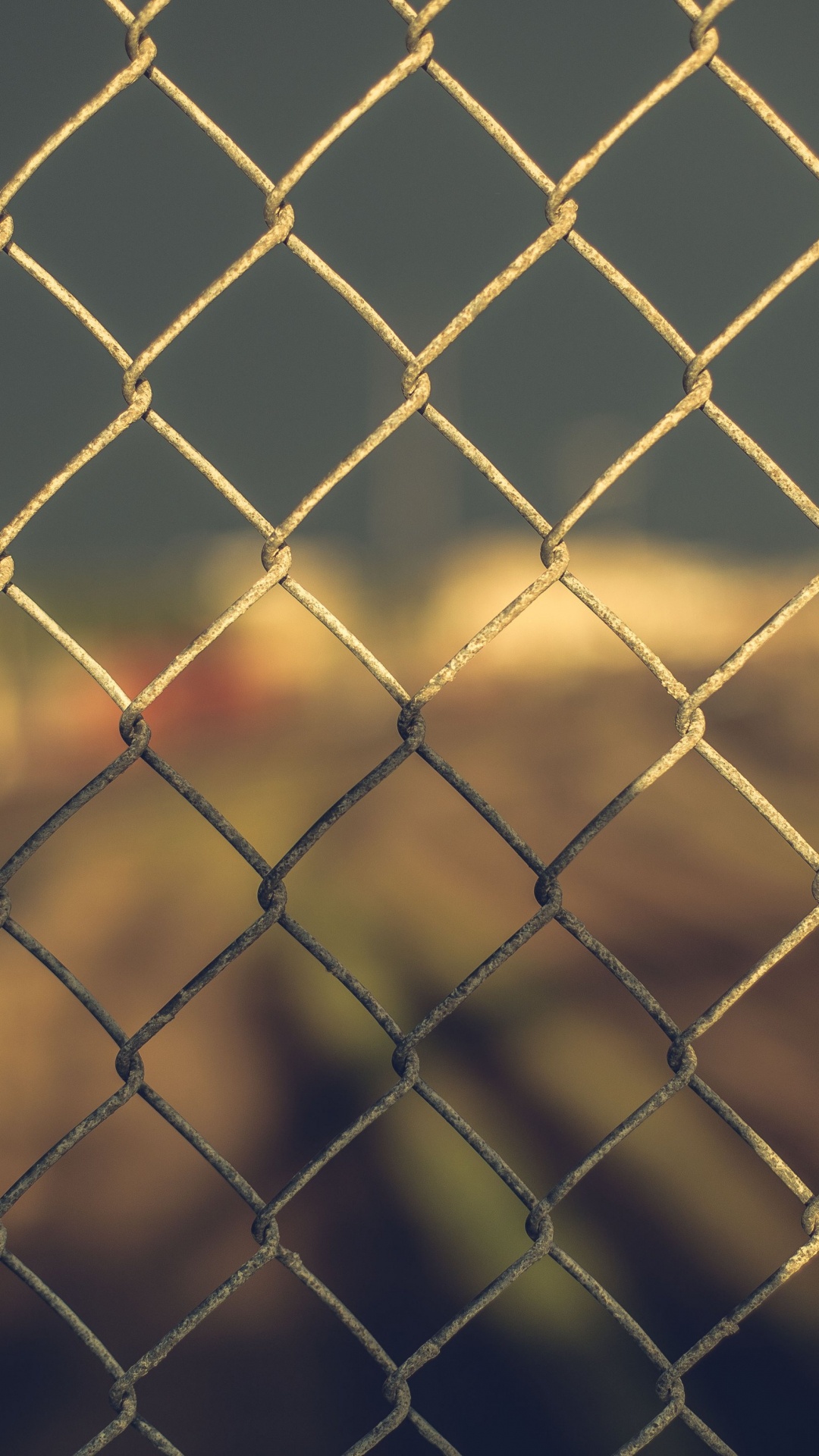 Grauer Metallzaun Mit Gelbem Licht. Wallpaper in 1080x1920 Resolution