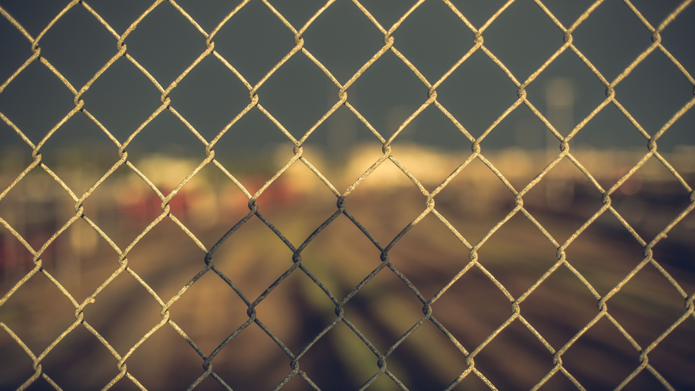 Grauer Metallzaun Mit Gelbem Licht. Wallpaper in 1366x768 Resolution